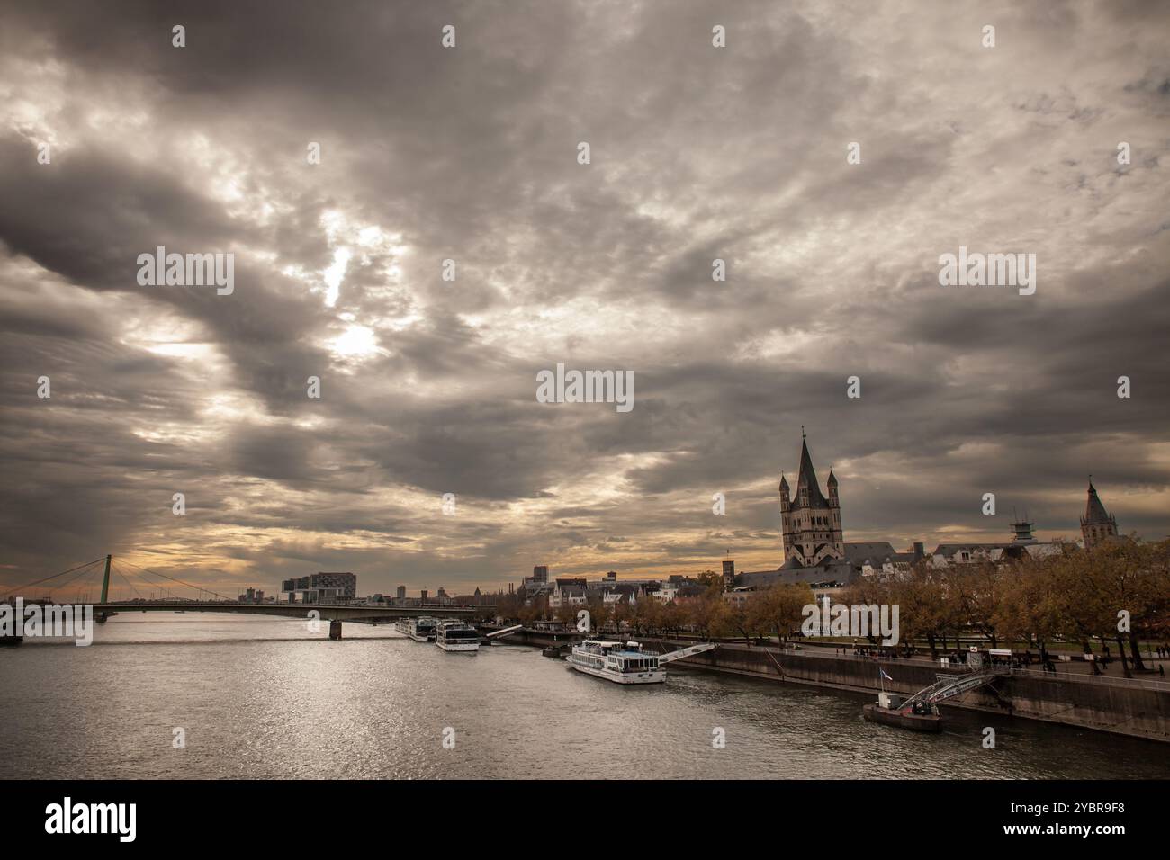 KÖLN, DEUTSCHLAND - 6. NOVEMBER 2022: Von der Trankgassenwerft Promenade am rhein in Köln, mit Kreuzfahrtschiffen, die in der Abenddämmerung auf Touristen warten Stockfoto