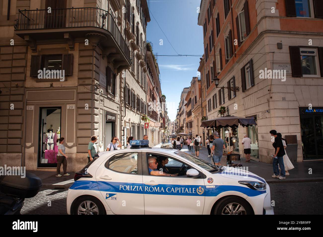 ROM, ITALIEN - 14. JUNI 2024: Polizeiauto der Polizia Roma Capitale patrouilliert im Stadtzentrum von Rom. Es ist die örtliche Polizei von Rom und A Stockfoto