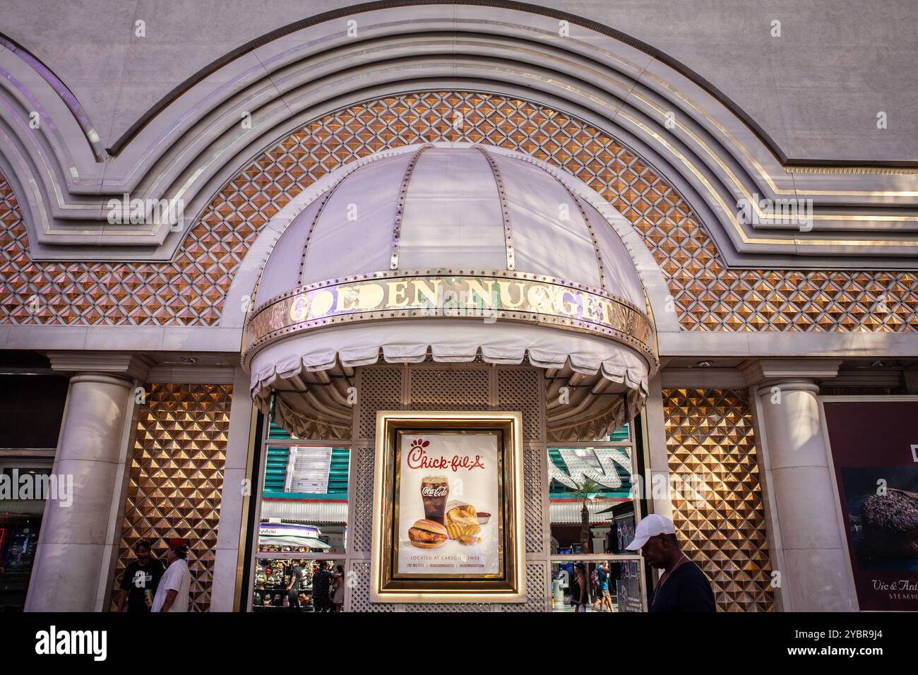 LAS VEGAS - 19. AUGUST 2024: Chick-Fil-A-Werbung am Eingang des Golden Nugget Casinos in Las Vegas. Golden Nugget ist ein Hotel an Stockfoto