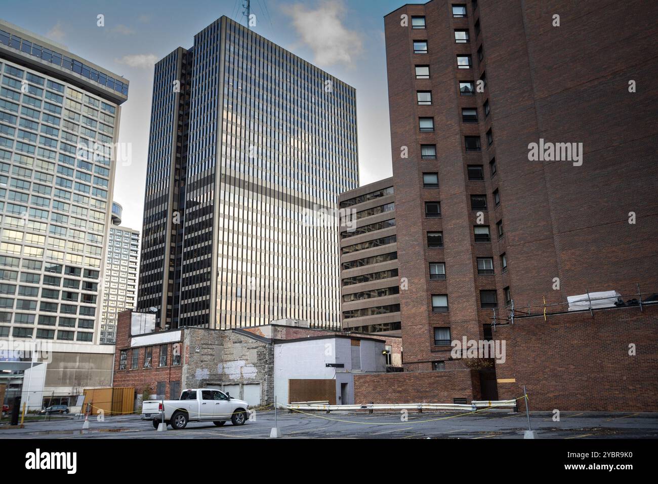 Parkplatz in einem Hinterhof des CBD mit Business-Wolkenkratzern. Ottawa, Ontario, ist die Hauptstadt Kanadas und ein Finanzzentrum Amerikas Stockfoto