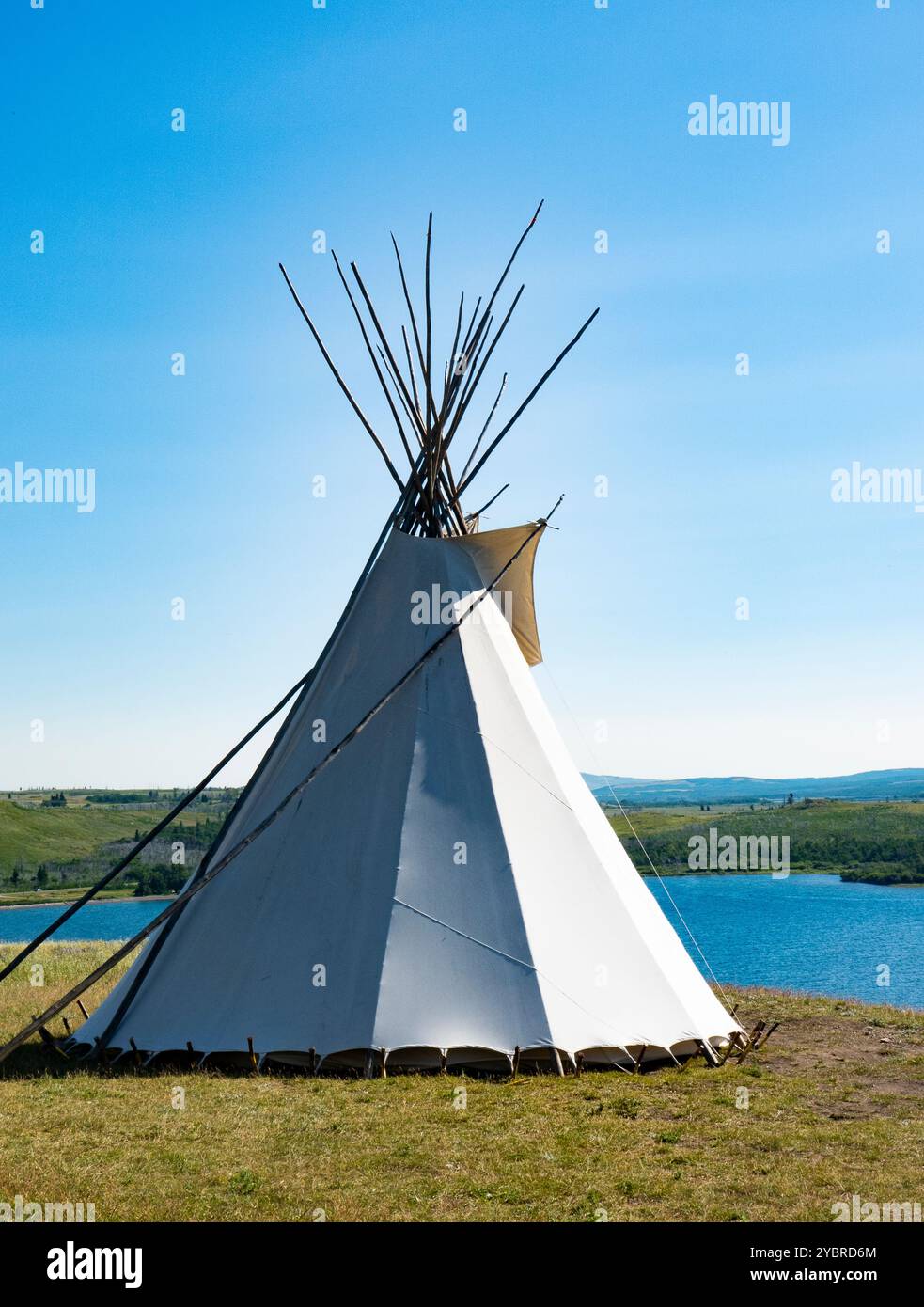 Ein Tipi der First Nations (oder Tipi) mit Blick auf die Wateron Lakes im Waterton Lakes National Park, Alberta, Kanada. Stockfoto