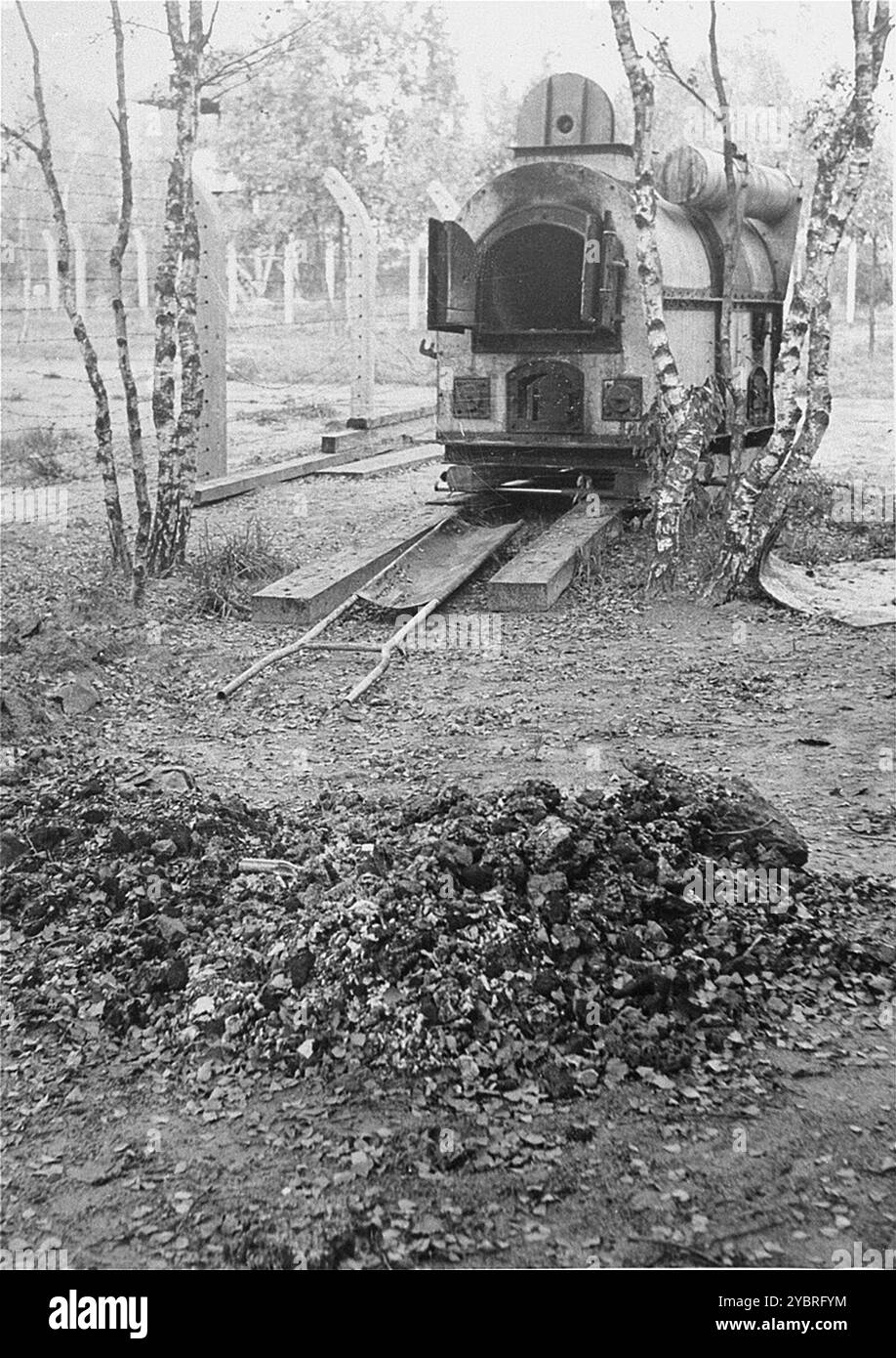 Eine mobile Verbrennungsanlage und ein Haufen Asche und menschliche Überreste, die von den Alliierten in Vught in Holland gefunden wurden. Stockfoto