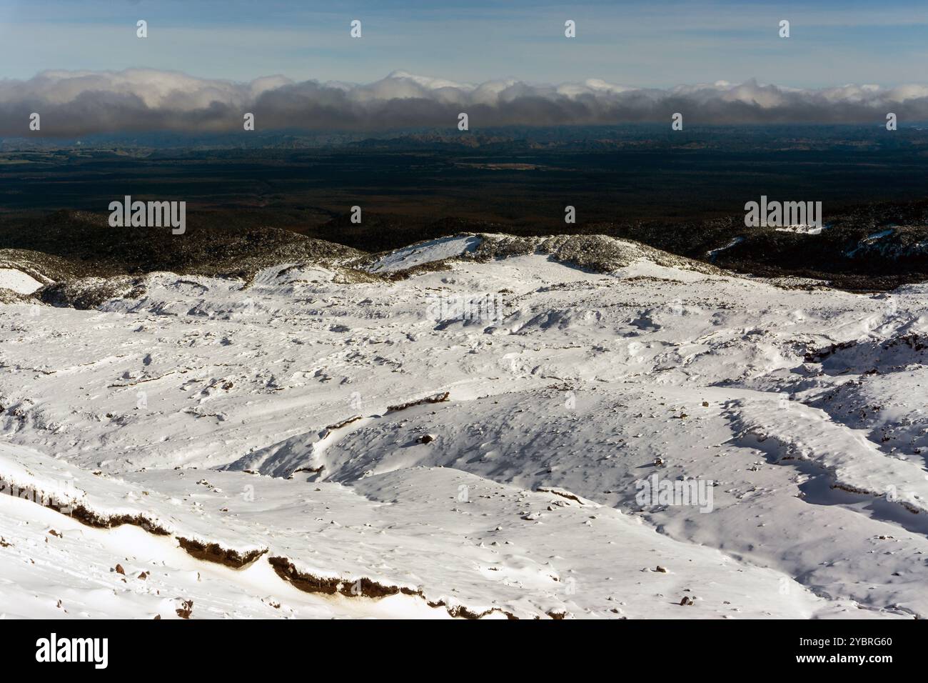 Tongariro-Nationalpark, Neuseeland. Blick auf die Schneegrenze vom Turoa Skifield nach Sturm mitten im Winter Stockfoto