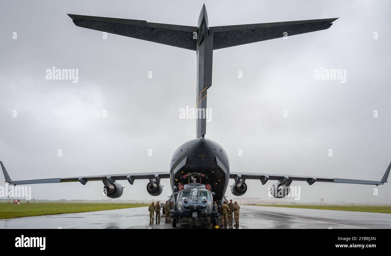 Ein HH-60G Pave Hawk Helikopter wartet darauf, in die Rückseite eines C-17 Globemaster III Flugzeugs auf der Patrick Space Force Base, Florida, am 7. Oktober 2024, in Erwartung des Hurrikans Milton geladen zu werden. In weniger als 24 Stunden wurden die Flugzeuge vorbereitet, inspiziert und an einen anderen Ort geflogen, was die Bereitschaft des Flügels für schnelle Rettungseinsätze demonstrierte. (Foto der U.S. Air Force von Tech. Sgt. Darius Sostre-Miroir) Stockfoto