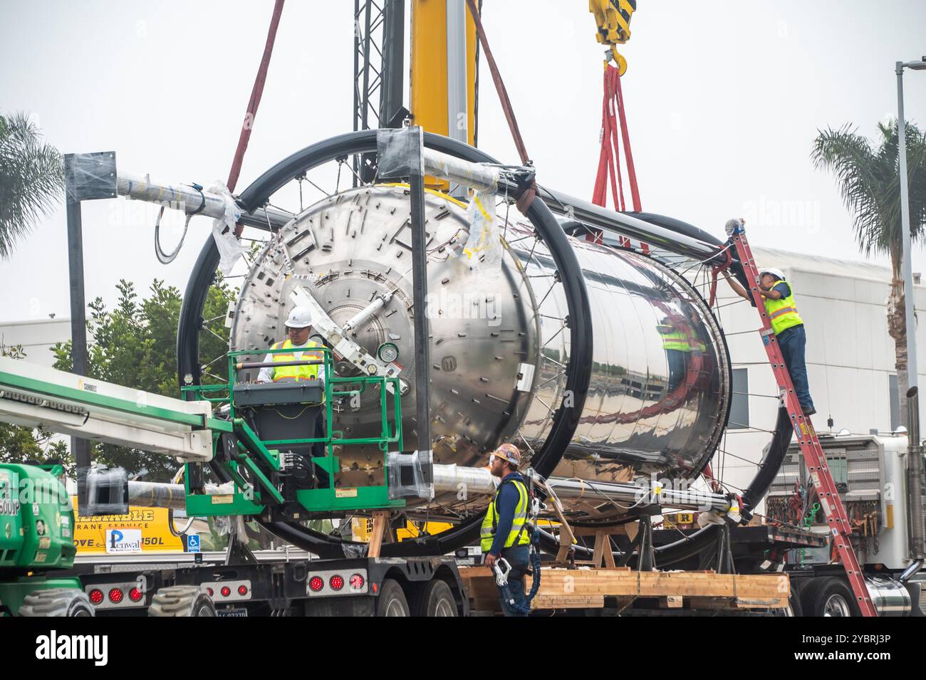 Die Centaur III-Oberstufe und das zugehörige RL10-Raketentriebwerk, das für die Ausstellung verwendet wurde, treffen am 5. Oktober 2024 auf der Los Angeles Air Force Base ein. Die ausgestellten Systeme wurden von der United Launch Alliance gespendet, einer Unternehmenspartnerschaft zwischen Lockheed Martin und Boeing, die Satellitenstartdienste für das Verteidigungsministerium anbietet. (Foto der U.S. Space Force von Van Ha) Stockfoto