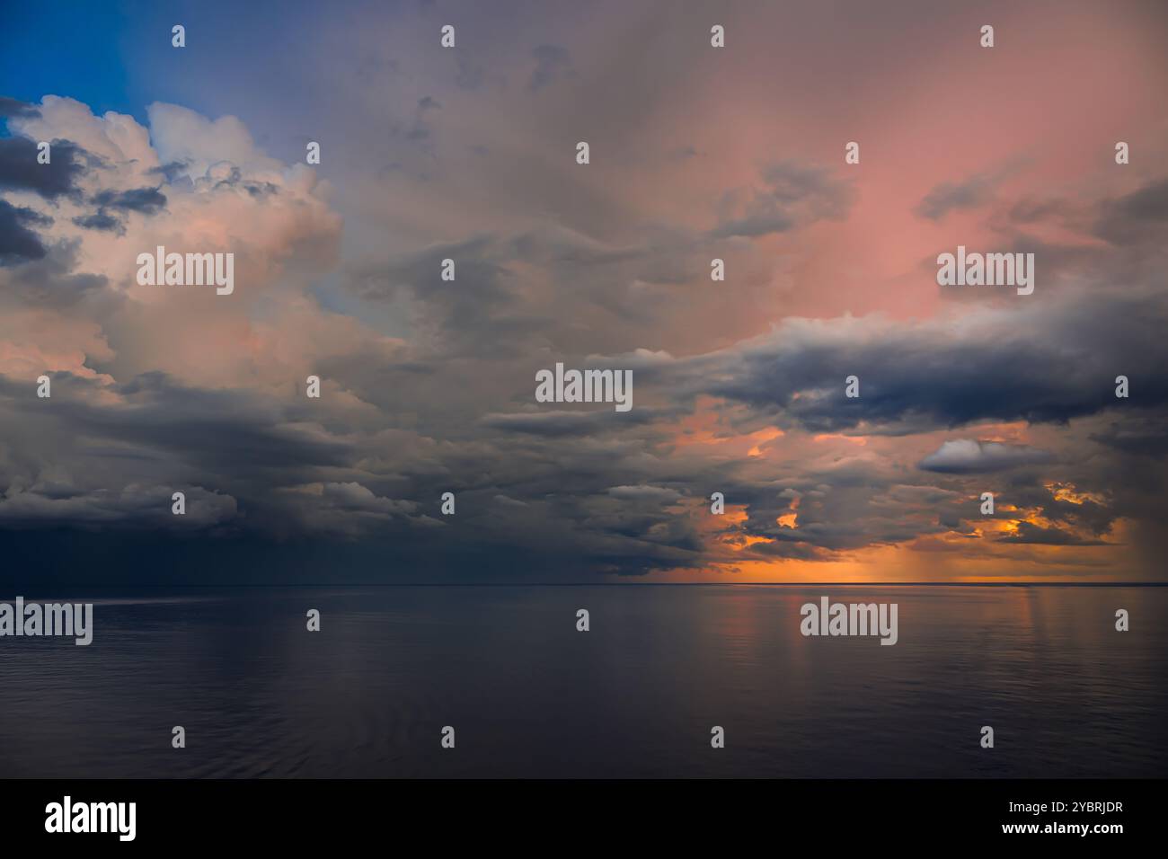 "Die goldene Morgendämmerung bricht über einem ruhigen Atlantik auf und begrüßt einen neuen Tag in friedlicher Schönheit." Stockfoto