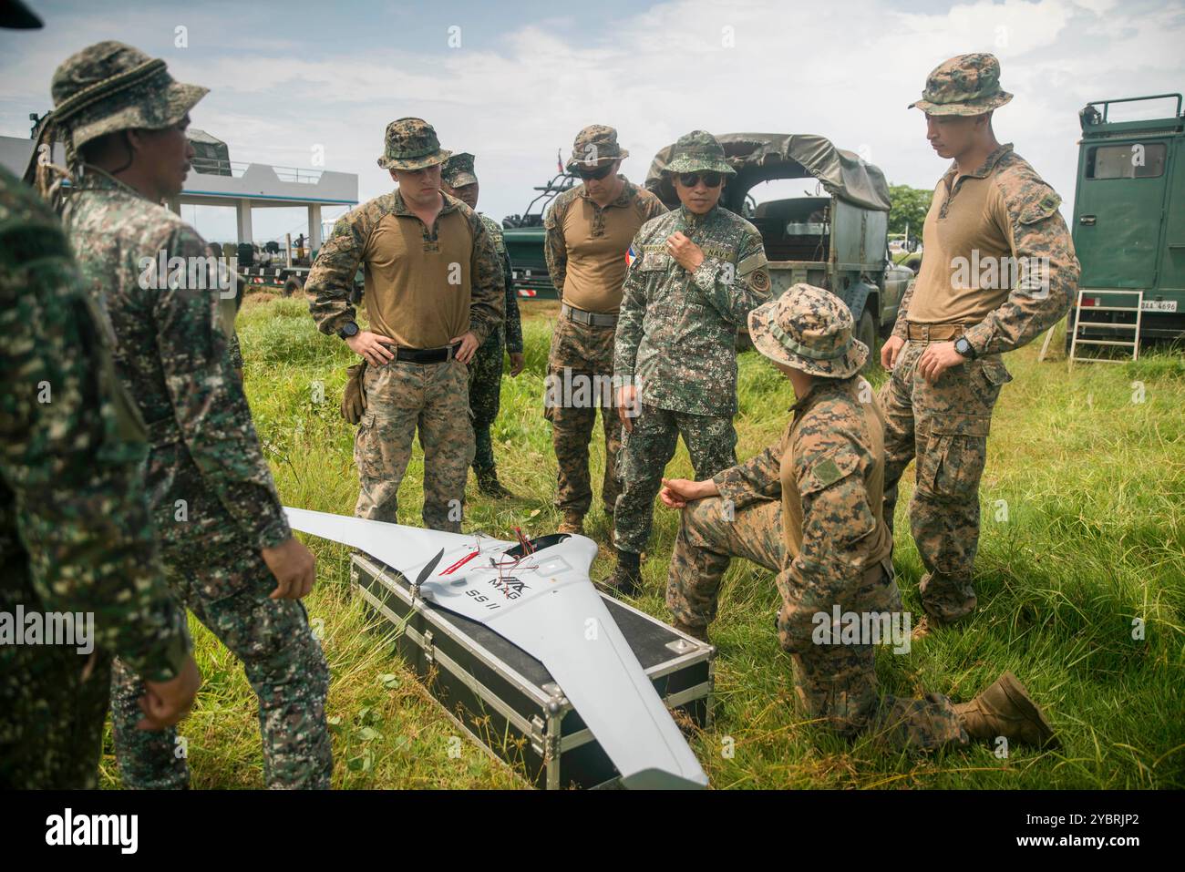 Die philippinischen Marines, die der Intelligence Company, 3rd Marine Brigade, zugeteilt wurden, erklären die Fähigkeiten des Super Swiper II kleinen unbemannten Flugzeugsystems während eines Expertenaustausches mit den US-Marines, die der 15. Marine Expeditionary Unit im Rahmen der Übung KAMANDAG 8 in Tarumpitao Point, Provinz Palawan, Philippinen, am 18. Oktober 2024 zugeteilt wurden. Die KAMANDAG ist eine jährliche Übung des philippinischen Marine Corps und des US Marine Corps, die darauf abzielt, die Verteidigungskräfte der Philippinen und ihre humanitären Fähigkeiten durch die Bereitstellung wertvoller Schulungen in kombinierten Operationen mit ausländischen Mühlen zu verbessern Stockfoto