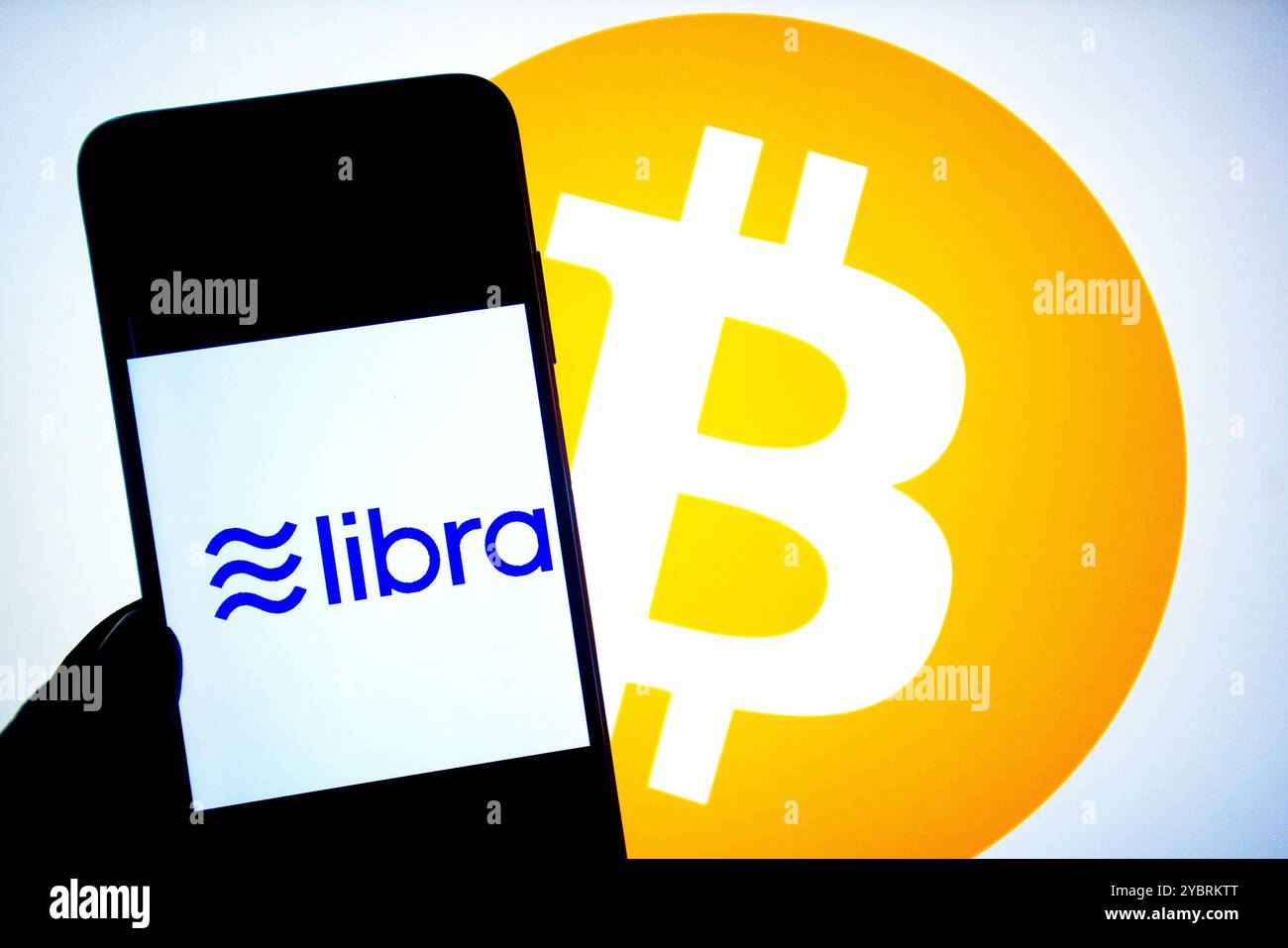 Indien. Oktober 2024. In dieser Fotoabbildung wird ein Libra Coin Logo auf einem Smartphone mit einem Bitcoin-Logo im Hintergrund angezeigt. Quelle: SOPA Images Limited/Alamy Live News Stockfoto