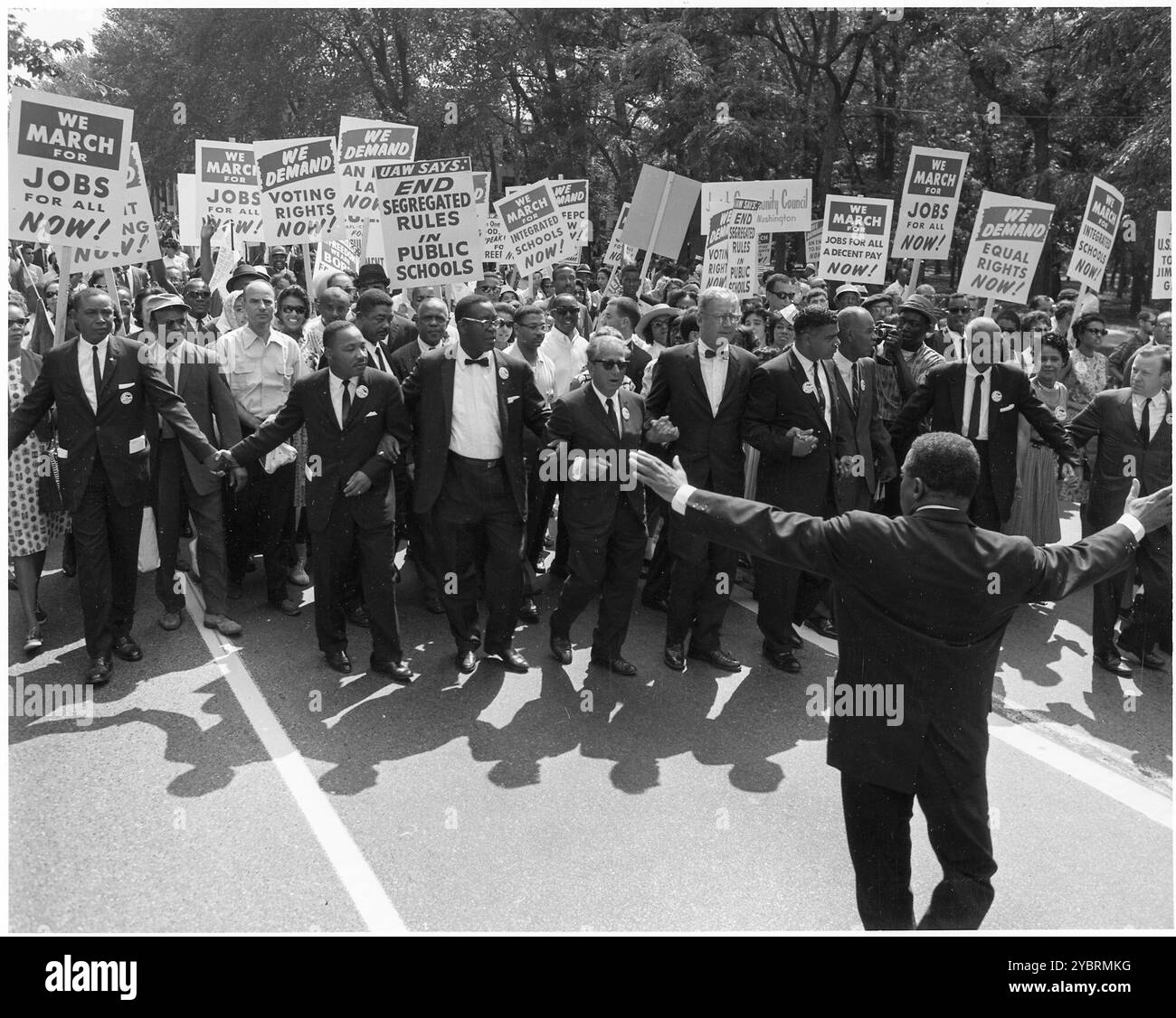 Foto von den Führern am Kopf der Zivilbevölkerung Dr. Martin Luther King, Jr., erste Reihe, zweite von rechts, und anderen Bürgerrechtlern, die am 28. August 1963 auf der Constitution Avenue in Washington, DC marschieren. (Foto der National Archives and Records Administration (NARA) / United States Information Agency) Stockfoto