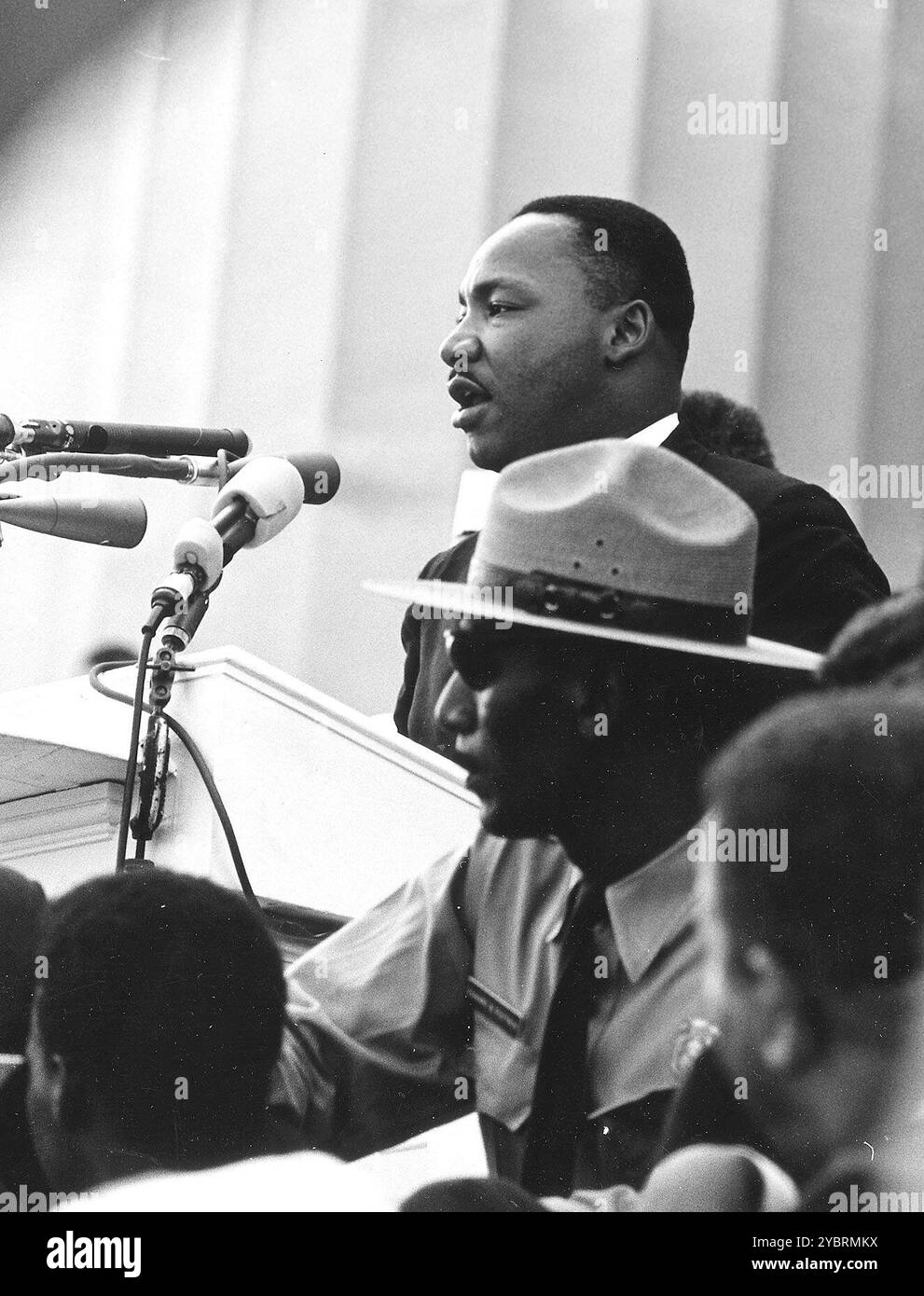 Reverend Martin Luther King Jr. hält seine „I Have a Dream“-Rede während des Marsches in Washington am 28. August 1963. (Rowland Scherman / National Archives) „Martin Luther King Jr. wurde als begabter Sprecher innerhalb der [Bürgerrechtsbewegung]-Bewegung anerkannt und hatte die Ehre, die Schlussrede zu halten. An einem Tag inspirierender Reden sticht sein Ruf nach Gerechtigkeit als einer der mächtigsten in der amerikanischen Geschichte hervor. Seine Rede spiegelte die Worte der Bibel, der Verfassung, Lincoln und der Nationalhymne wider. Er hat lange unerfüllte Versprechen zusammengewoben, die Ungerechtigkeiten einer segregierten Gesellschaft. Stockfoto