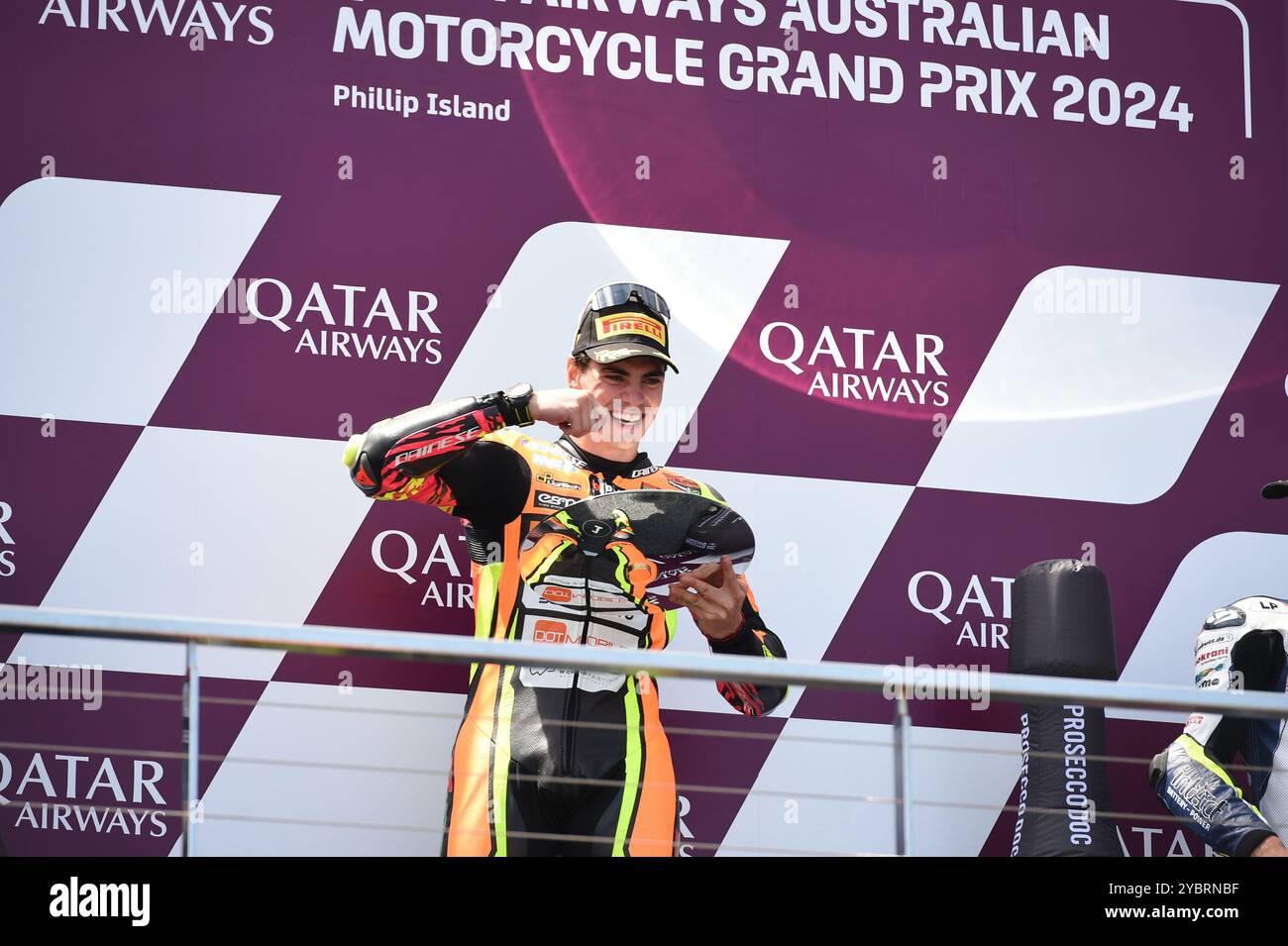 MELBOURNE, AUSTRALIEN. Oktober 2024. Im Bild: Fermin Aldeguer, #54 in Spanien, fährt für SpeedUp Racing, feiert den Sieg des Australian Moto2 Race auf dem Podium beim Qatar Airways Australian Motorcycle Grand Prix 2024 auf dem Phillip Island Circuit. Quelle: Karl Phillipson/Alamy Live News Stockfoto