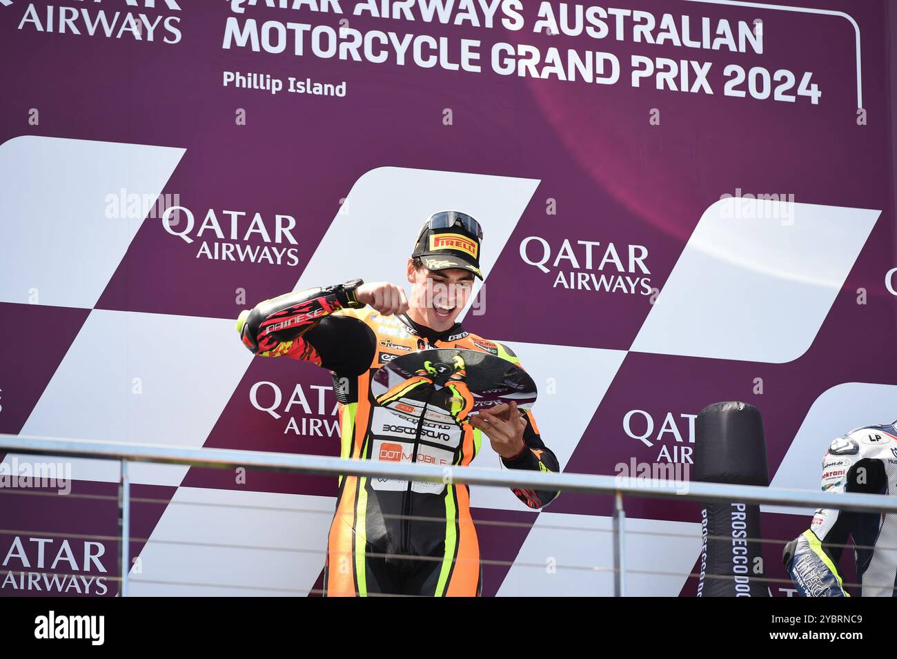 MELBOURNE, AUSTRALIEN. Oktober 2024. Im Bild: Fermin Aldeguer, #54 in Spanien, fährt für SpeedUp Racing, feiert den Sieg des Australian Moto2 Race auf dem Podium beim Qatar Airways Australian Motorcycle Grand Prix 2024 auf dem Phillip Island Circuit. Quelle: Karl Phillipson/Alamy Live News Stockfoto
