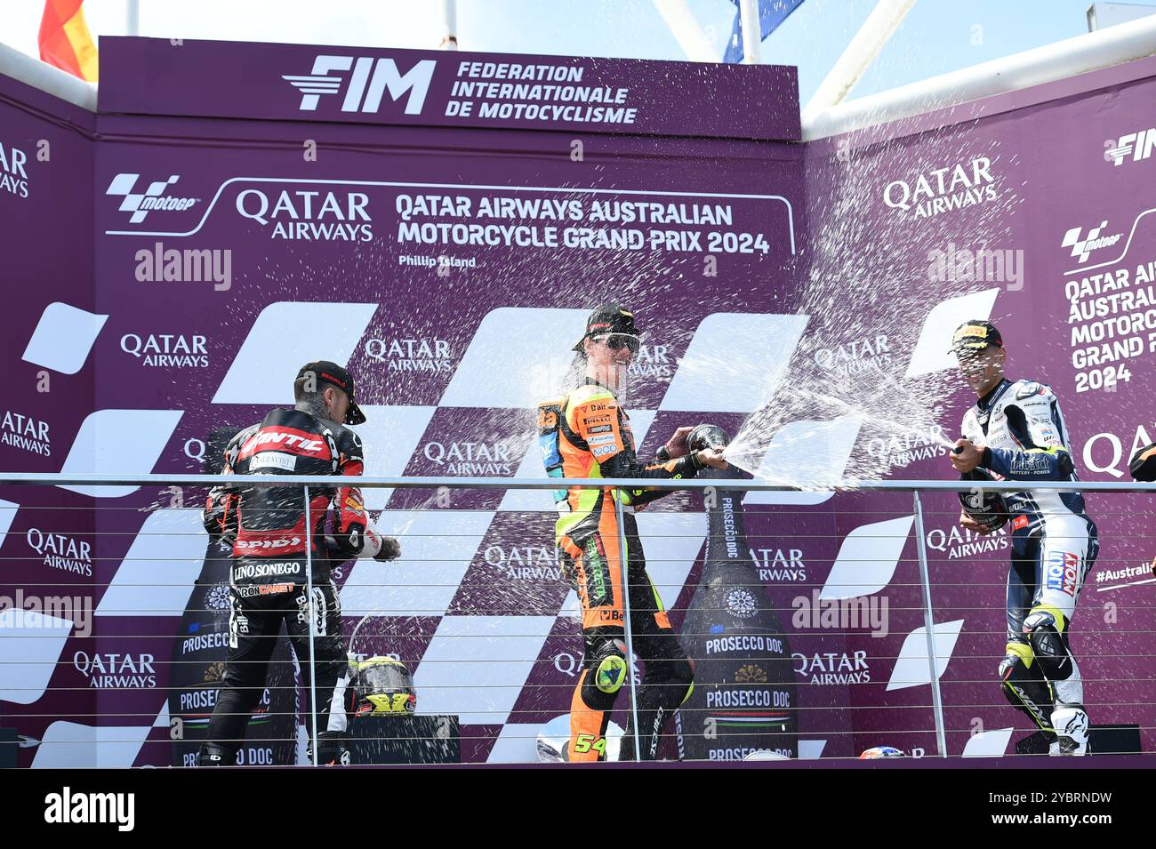 MELBOURNE, AUSTRALIEN. Oktober 2024. Im Bild: Fermin Aldeguer, #54 in Spanien, fährt für SpeedUp Racing, feiert den Sieg des Australian Moto2 Race auf dem Podium beim Qatar Airways Australian Motorcycle Grand Prix 2024 auf dem Phillip Island Circuit. Quelle: Karl Phillipson/Alamy Live News Stockfoto
