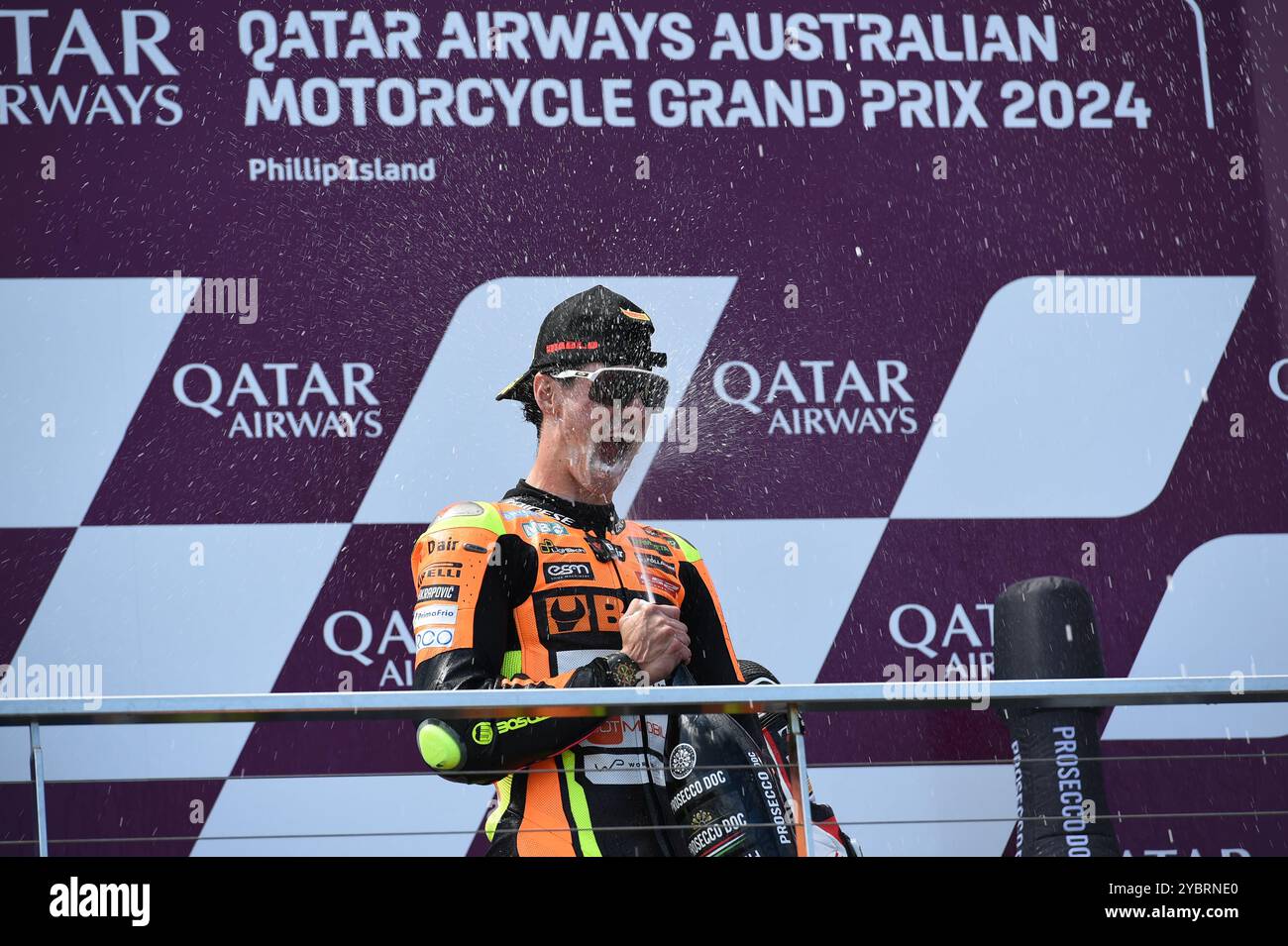 MELBOURNE, AUSTRALIEN. Oktober 2024. Im Bild: Fermin Aldeguer, #54 in Spanien, fährt für SpeedUp Racing, feiert den Sieg des Australian Moto2 Race auf dem Podium beim Qatar Airways Australian Motorcycle Grand Prix 2024 auf dem Phillip Island Circuit. Quelle: Karl Phillipson/Alamy Live News Stockfoto
