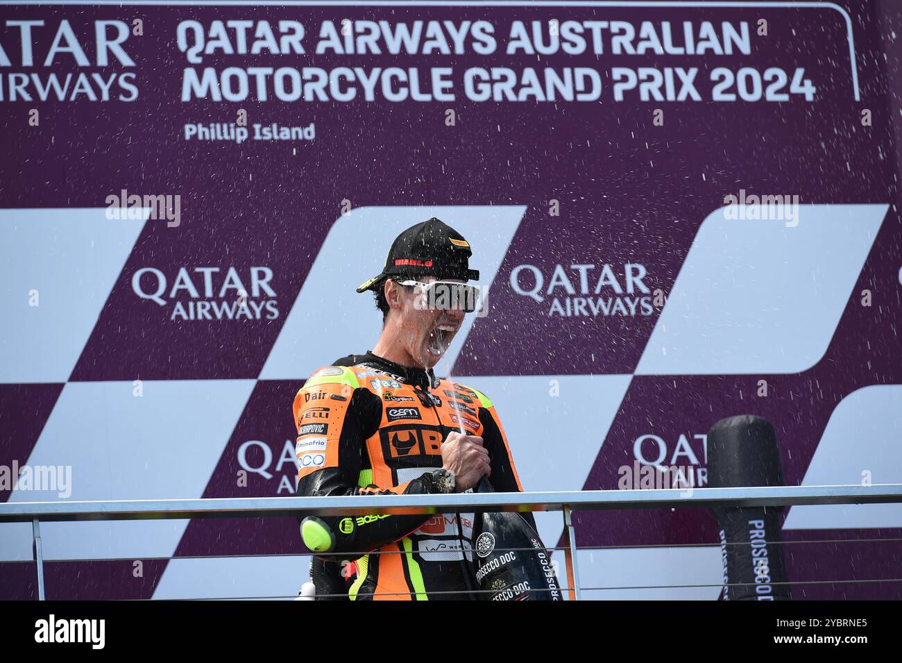 MELBOURNE, AUSTRALIEN. Oktober 2024. Im Bild: Fermin Aldeguer, #54 in Spanien, fährt für SpeedUp Racing, feiert den Sieg des Australian Moto2 Race auf dem Podium beim Qatar Airways Australian Motorcycle Grand Prix 2024 auf dem Phillip Island Circuit. Quelle: Karl Phillipson/Alamy Live News Stockfoto