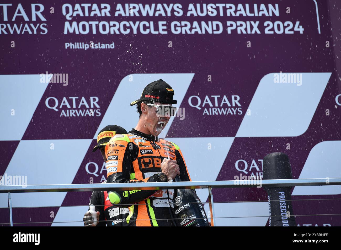 MELBOURNE, AUSTRALIEN. Oktober 2024. Im Bild: Fermin Aldeguer, #54 in Spanien, fährt für SpeedUp Racing, feiert, indem er ihm Champagner aus der Champagnerflasche in den Mund spritzt, nachdem er das Australian Moto2 Race auf dem Podium beim Qatar Airways Australian Motorcycle Grand Prix 2024 auf dem Phillip Island Circuit gewonnen hatte. Quelle: Karl Phillipson/Alamy Live News Stockfoto