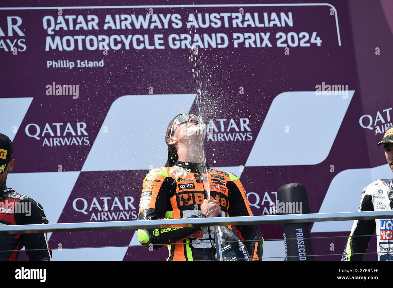 MELBOURNE, AUSTRALIEN. Oktober 2024. Im Bild: Fermin Aldeguer, #54 in Spanien, fährt für SpeedUp Racing, feiert den Sieg des Australian Moto2 Race auf dem Podium beim Qatar Airways Australian Motorcycle Grand Prix 2024 auf dem Phillip Island Circuit. Quelle: Karl Phillipson/Alamy Live News Stockfoto