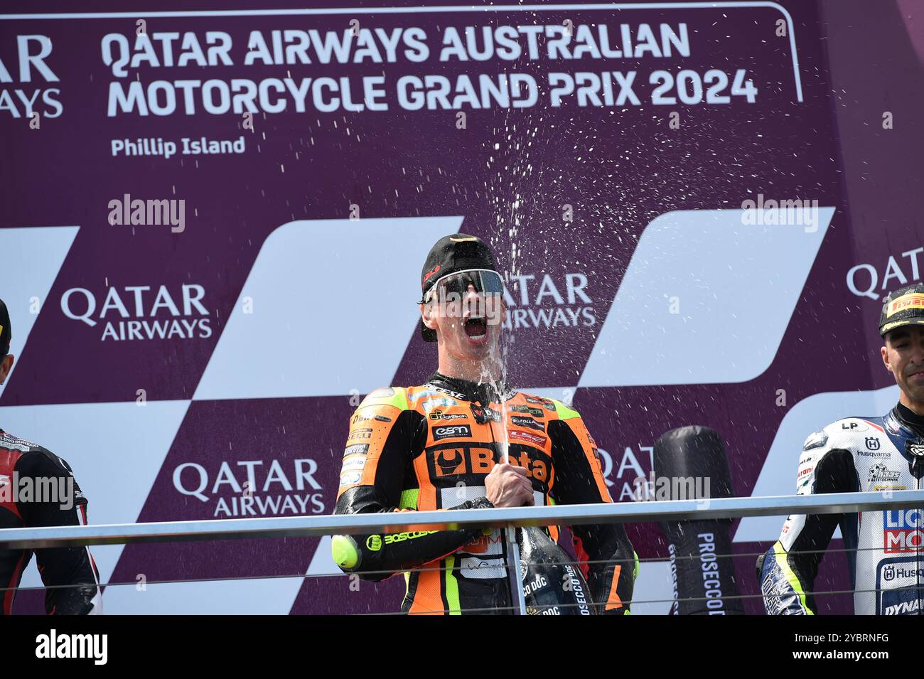 MELBOURNE, AUSTRALIEN. Oktober 2024. Im Bild: Fermin Aldeguer, #54 in Spanien, fährt für SpeedUp Racing, feiert den Sieg des Australian Moto2 Race auf dem Podium beim Qatar Airways Australian Motorcycle Grand Prix 2024 auf dem Phillip Island Circuit. Quelle: Karl Phillipson/Alamy Live News Stockfoto