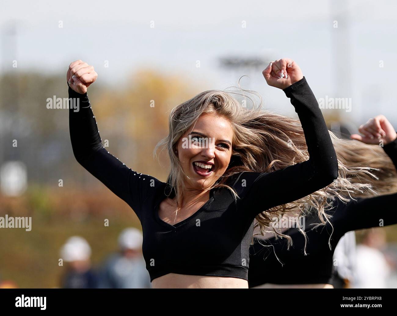 19. Oktober 2024: Die Portland State Tänzerin Maddie tritt während des NCAA-Fußballspiels zwischen den Portland State Vikings und den Montana State Bobcats im Hillsboro Stadium, Hillsboro, ODER Larry C. Lawson/CSM auf Stockfoto