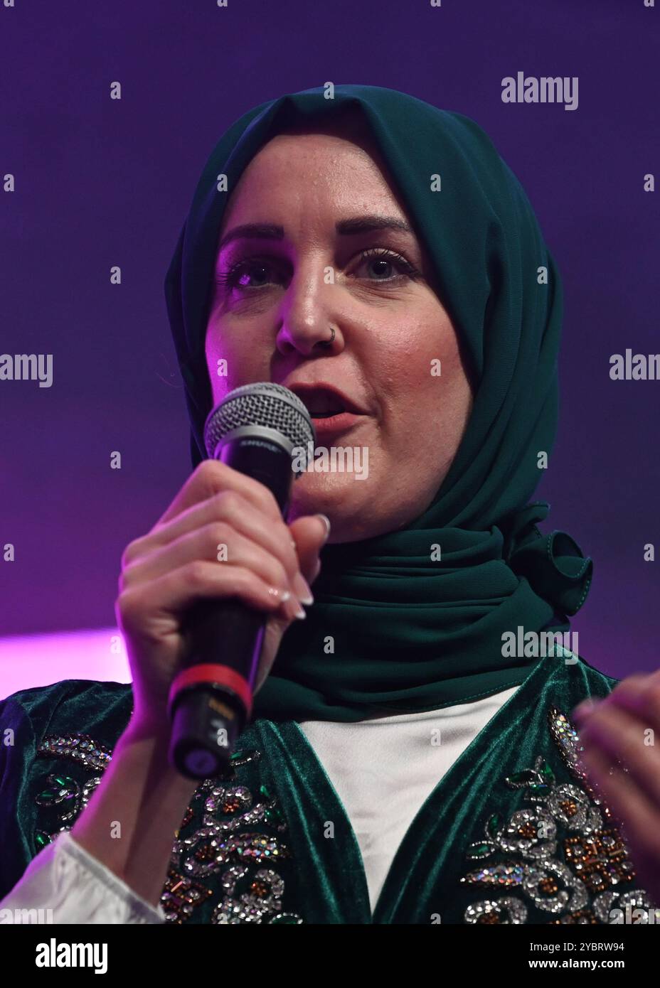 LONDON, GROSSBRITANNIEN. Oktober 2024. Salwa Najam tritt auf dem Global Peace & Unity Festival 2024 Exhibition im Excel London auf. (Foto von 李世惠/siehe Li/Picture Capital) Credit: Siehe Li/Picture Capital/Alamy Live News Stockfoto