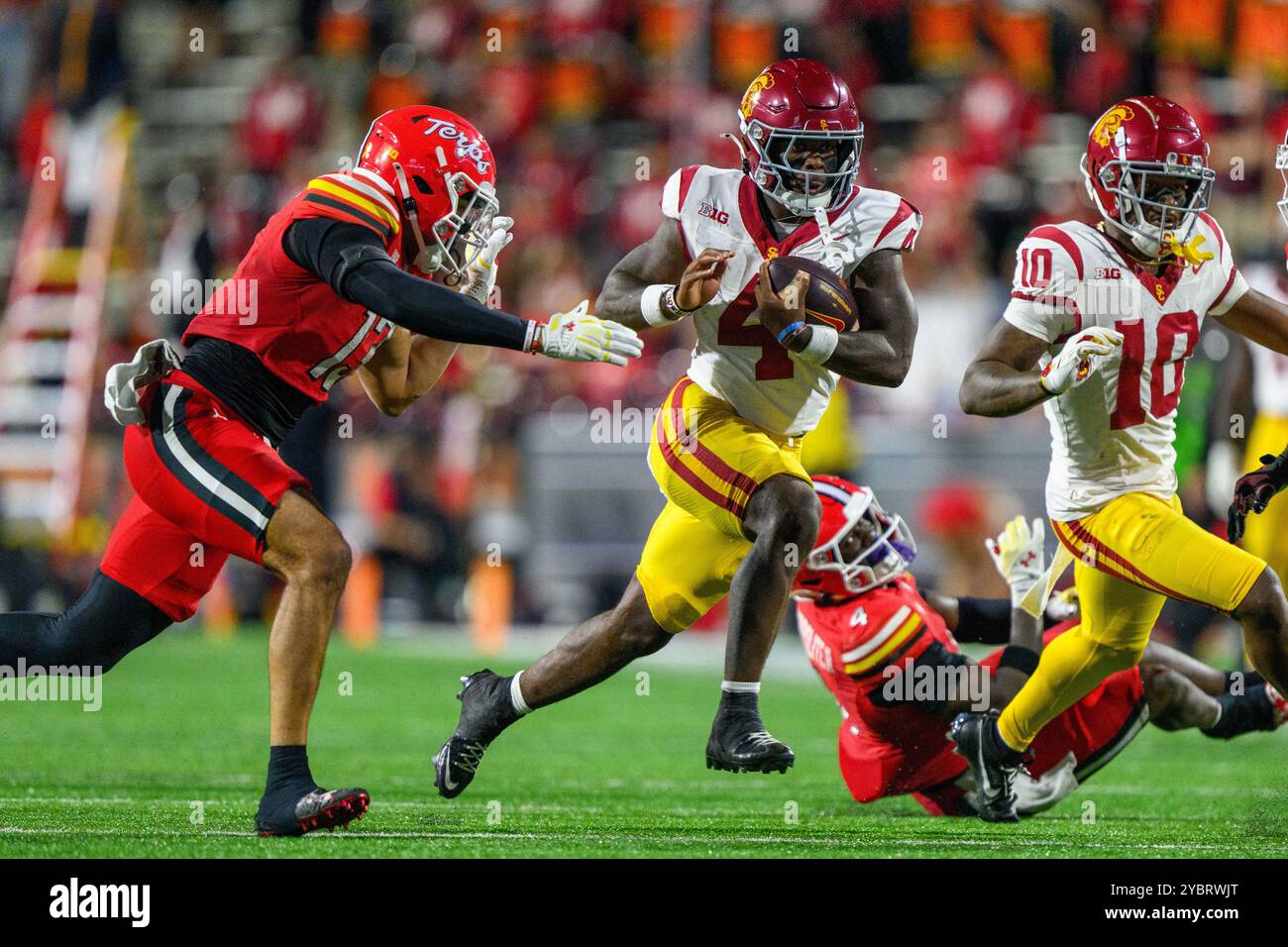 19. Oktober 2024: USC Trojans Running Back Woody Marks (4) führt den Ball während des NCAA-Fußballspiels zwischen den Maryland Terrapins und den USC Trojans im SECU Stadium in College Park, MD. Reggie Hildred/CSM/SIPA USA (Credit Image: © Reggie Hildred/Cal Sport Media/SIPA USA) Credit: SIPA US/Alamy Live News Stockfoto