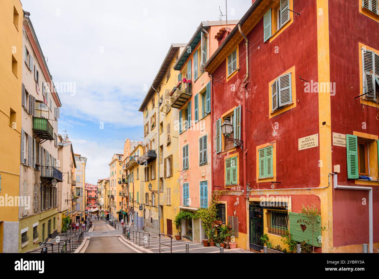 Pastellfarbene Fassaden von Gebäuden entlang einer Vieux Nice Straße, Rue Rossetti, Nizza, Provence-Alpes-Côte d'Azur, Alpes-Maritimes, Frankreich Stockfoto