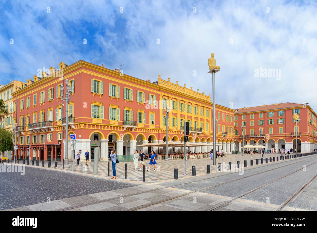 Cafés vor den rot-ockerfarbenen italienischen Gebäuden von Place Masséna, Nizza, Provence-Alpes-Côte d'Azur, Alpes-Maritimes, Frankreich Stockfoto