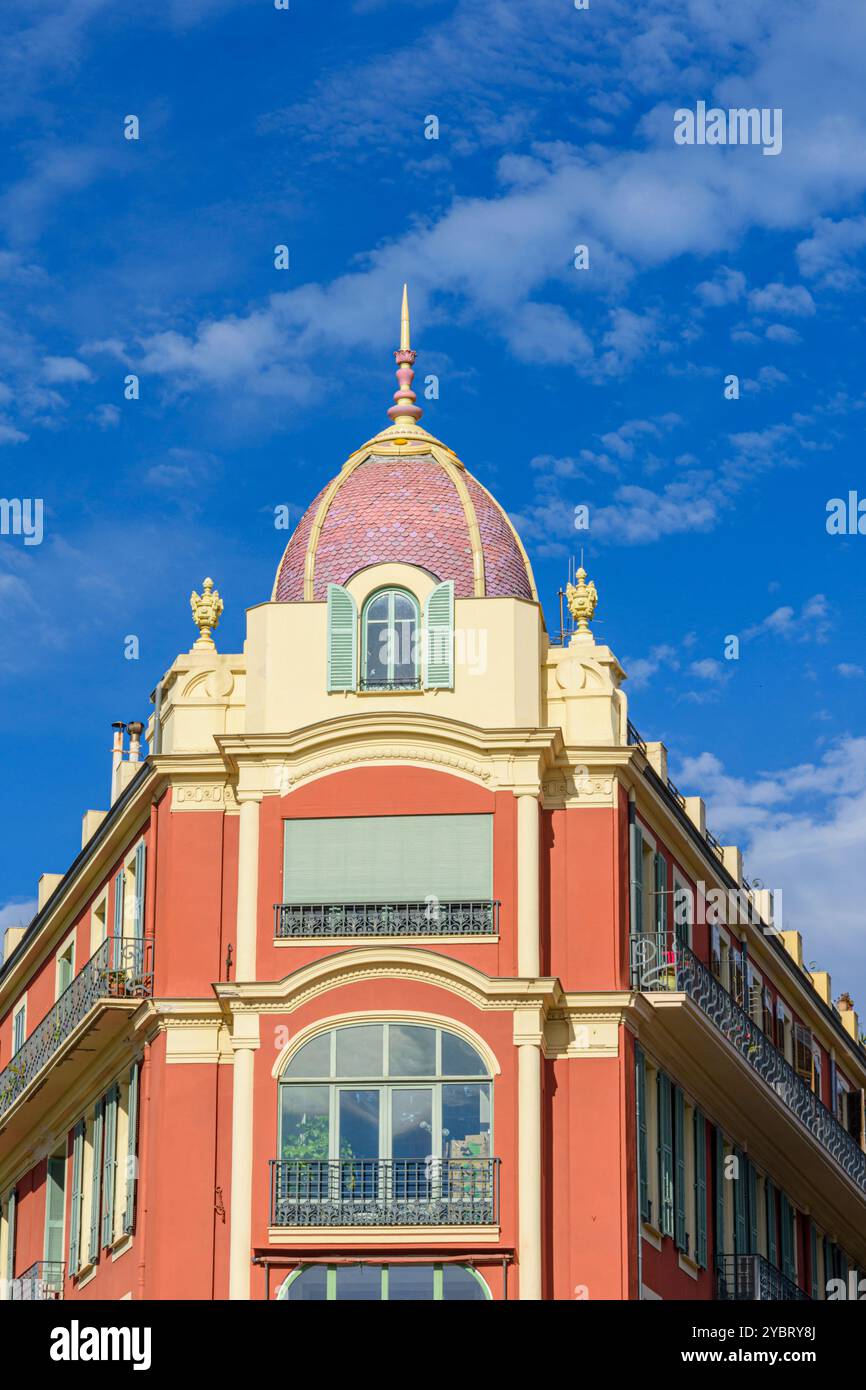 Detail der rot-ockerfarbenen italienischen Architektur in Place Masséna, Nizza, Provence-Alpes-Côte d'Azur, Alpes-Maritimes, Frankreich Stockfoto