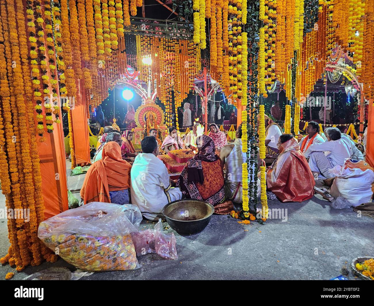 Bhadrak, Odisha, Indien, 17. Januar 2024: Vishwa Shanti Maha Yagya in der Nähe des lokalen Dorftempels. Yajna im Hinduismus ist ein Ritual vor einem heiligen Feuer. Stockfoto