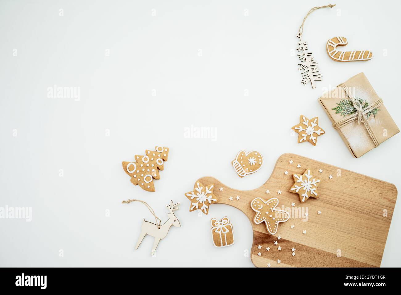 Hausgemachte Ingwerkekse auf Holzbrett mit Baumschmuck. Weihnachtskeks, Winterferien Stockfoto