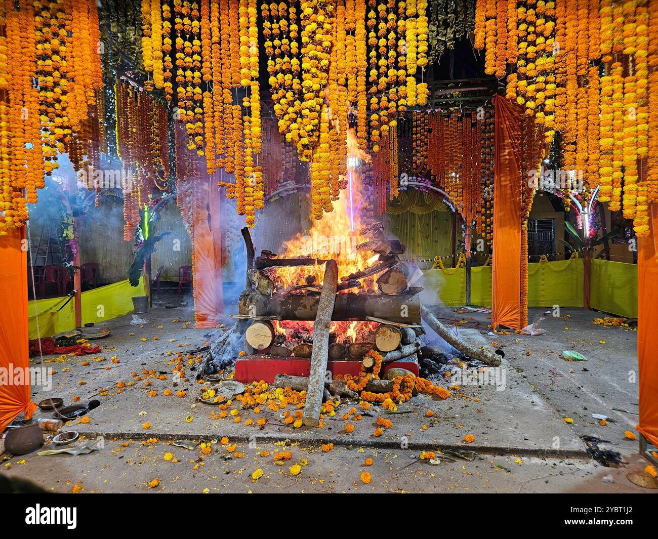 Bhadrak, Odisha, Indien, 17. Januar 2024: Vishwa Shanti Maha Yagya in der Nähe des lokalen Dorftempels. Yajna im Hinduismus ist ein Ritual vor einem heiligen Feuer. Stockfoto