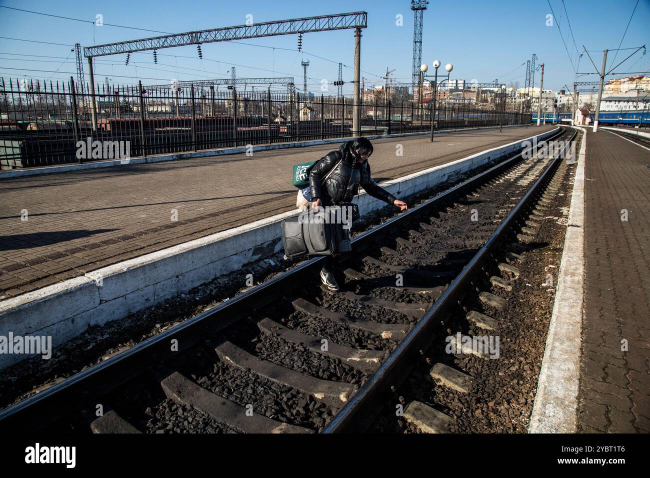 Lviv, Ukraine. 13. März 2022. Ukrainer überfallen den Bahnhof Lviw, um einen Evakuierungszug nach Polen oder anderen Nachbarländern zu erwischen. Der Bahnhof von Lemberg hat sich zu einem geschäftigen Drehkreuz für Ukrainer entwickelt, die versuchen, das Land zu verlassen und im Ausland Zuflucht zu suchen, inmitten der andauernden russischen Invasion und des Konflikts im Land Stockfoto