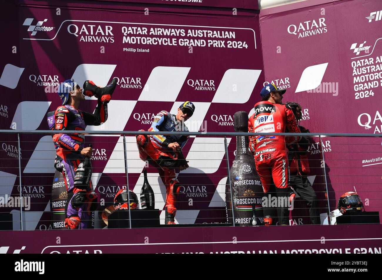 MELBOURNE, AUSTRALIEN. Oktober 2024. Von links nach rechts abgebildet: Jorge Martin, Marc Marquez, Francesco Bagnaia, die während der MotoGP-Podestfeier beim Grand Prix 2024 von Qatar Airways Australian Motorcycle auf dem Phillip Island Circuit Champagner aus ihren Stiefeln trinken. Quelle: Karl Phillipson/Alamy Live News Stockfoto