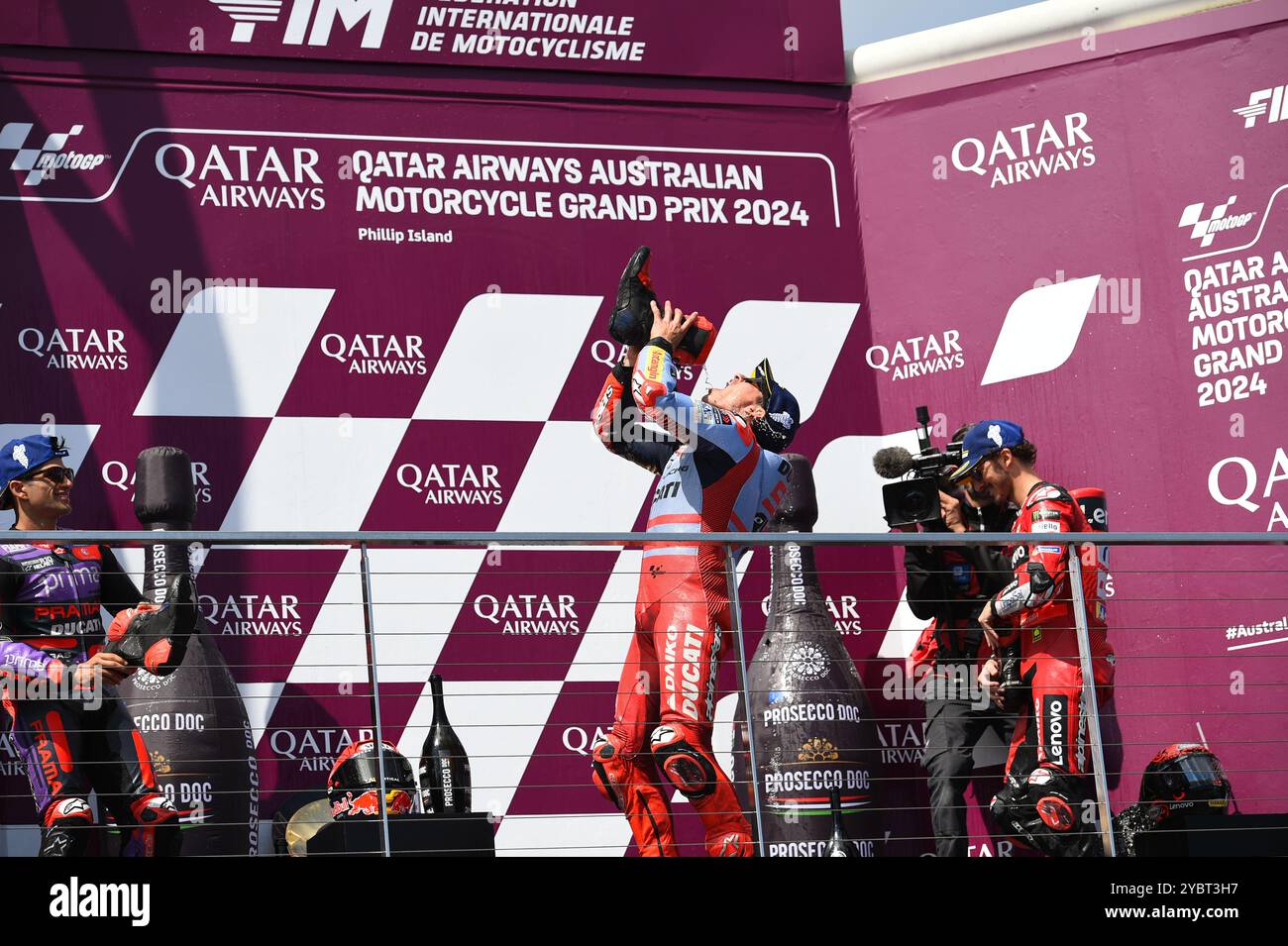 MELBOURNE, AUSTRALIEN. Oktober 2024. Im Bild: Marc Márquez, Nummer 93 aus Spanien, reitet für Gresini Racing und trinkt Champagner aus seinem Schuh während der MotoGP-Podiumspalast beim Qatar Airways Australian Motorcycle Grand Prix 2024 auf dem Phillip Island Circuit. Quelle: Karl Phillipson/Alamy Live News Stockfoto