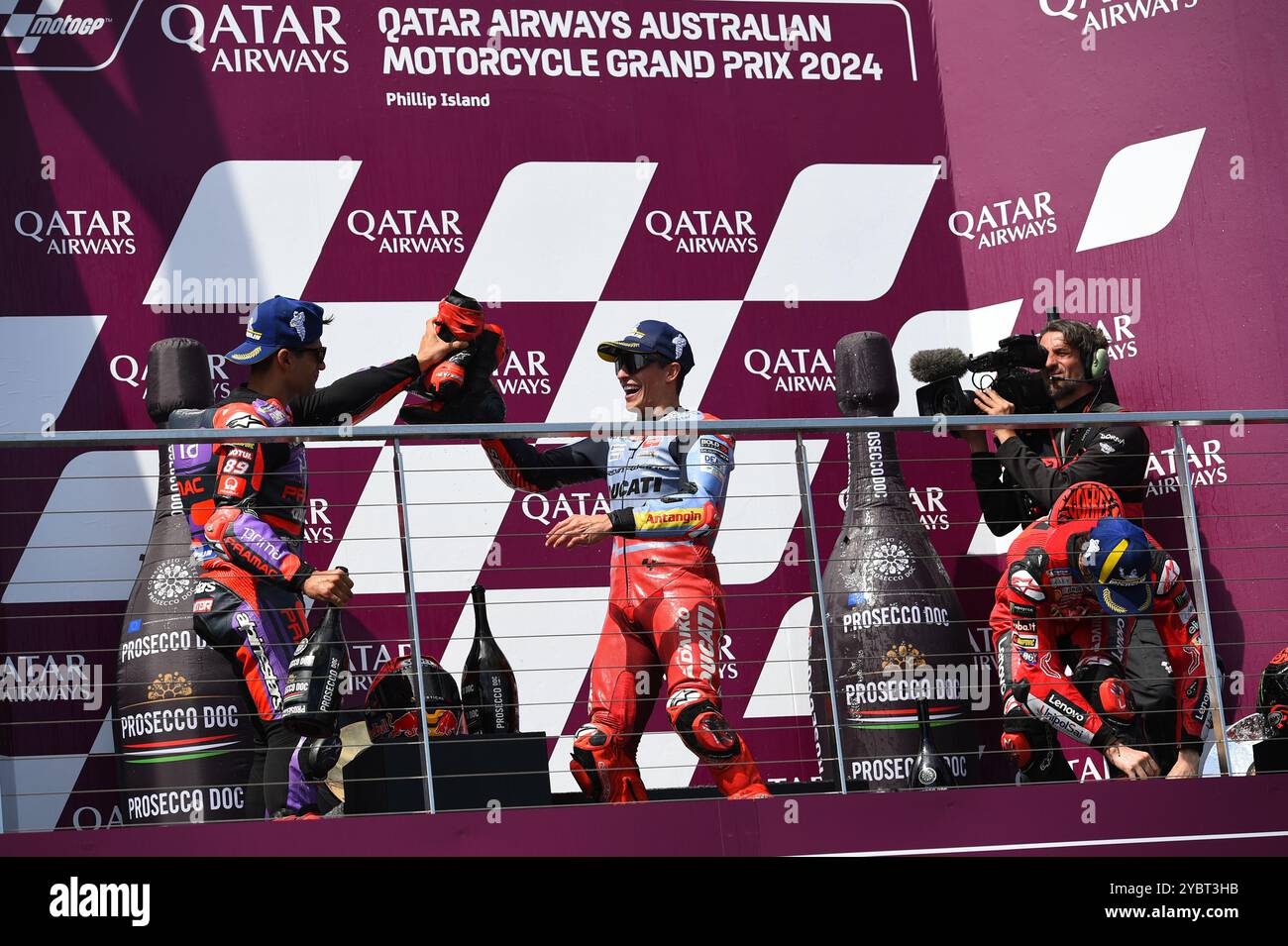 MELBOURNE, AUSTRALIEN. Oktober 2024. Von links nach rechts abgebildet: Jorge Martin, Marc Marquez, Francesco Bagnaia, die während der MotoGP-Podestfeier beim Grand Prix 2024 von Qatar Airways Australian Motorcycle auf dem Phillip Island Circuit Champagner aus ihren Stiefeln trinken. Quelle: Karl Phillipson/Alamy Live News Stockfoto