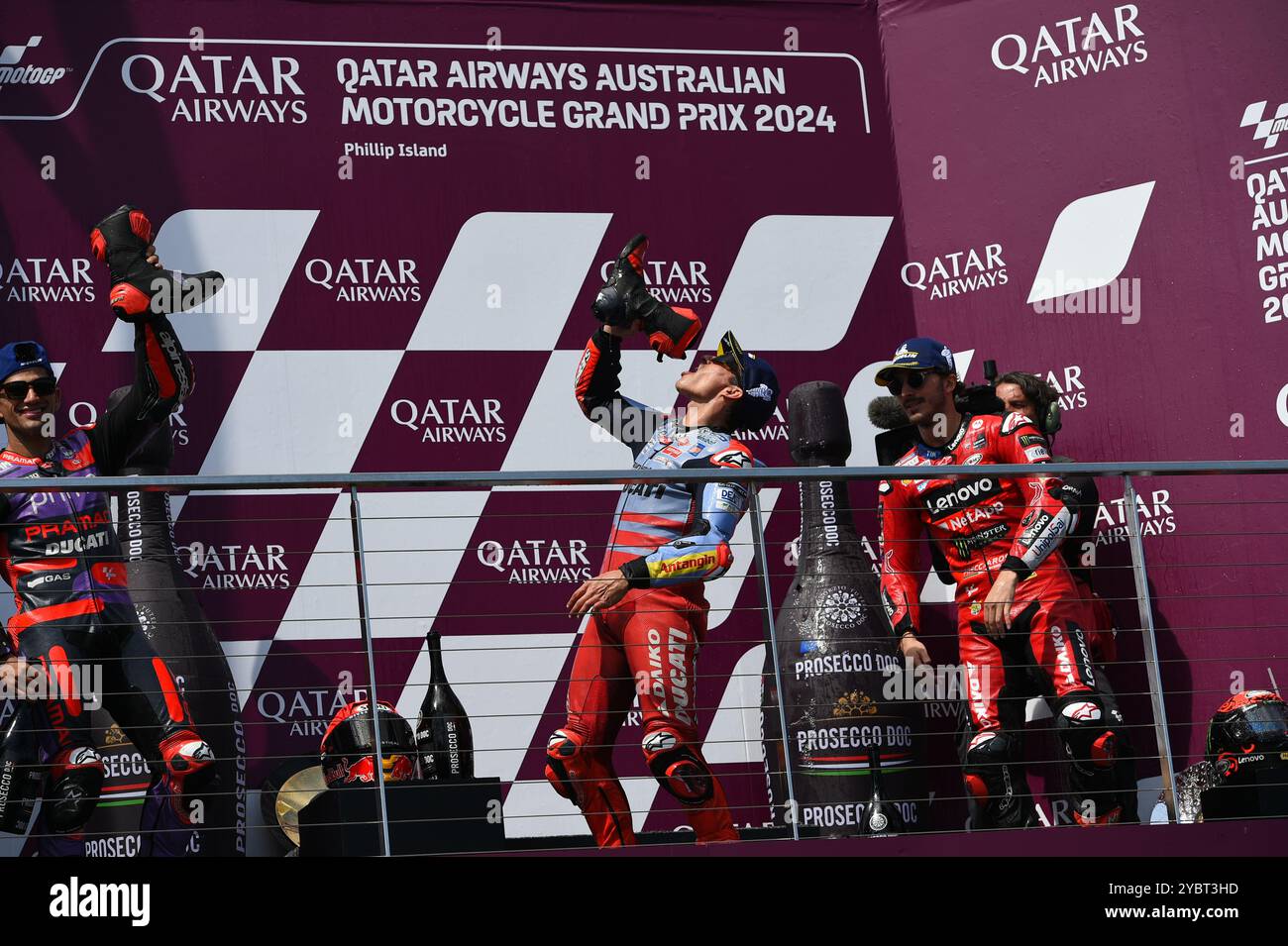 MELBOURNE, AUSTRALIEN. Oktober 2024. Von links nach rechts abgebildet: Jorge Martin, Marc Marquez, Francesco Bagnaia, die während der MotoGP-Podestfeier beim Grand Prix 2024 von Qatar Airways Australian Motorcycle auf dem Phillip Island Circuit Champagner aus ihren Stiefeln trinken. Quelle: Karl Phillipson/Alamy Live News Stockfoto