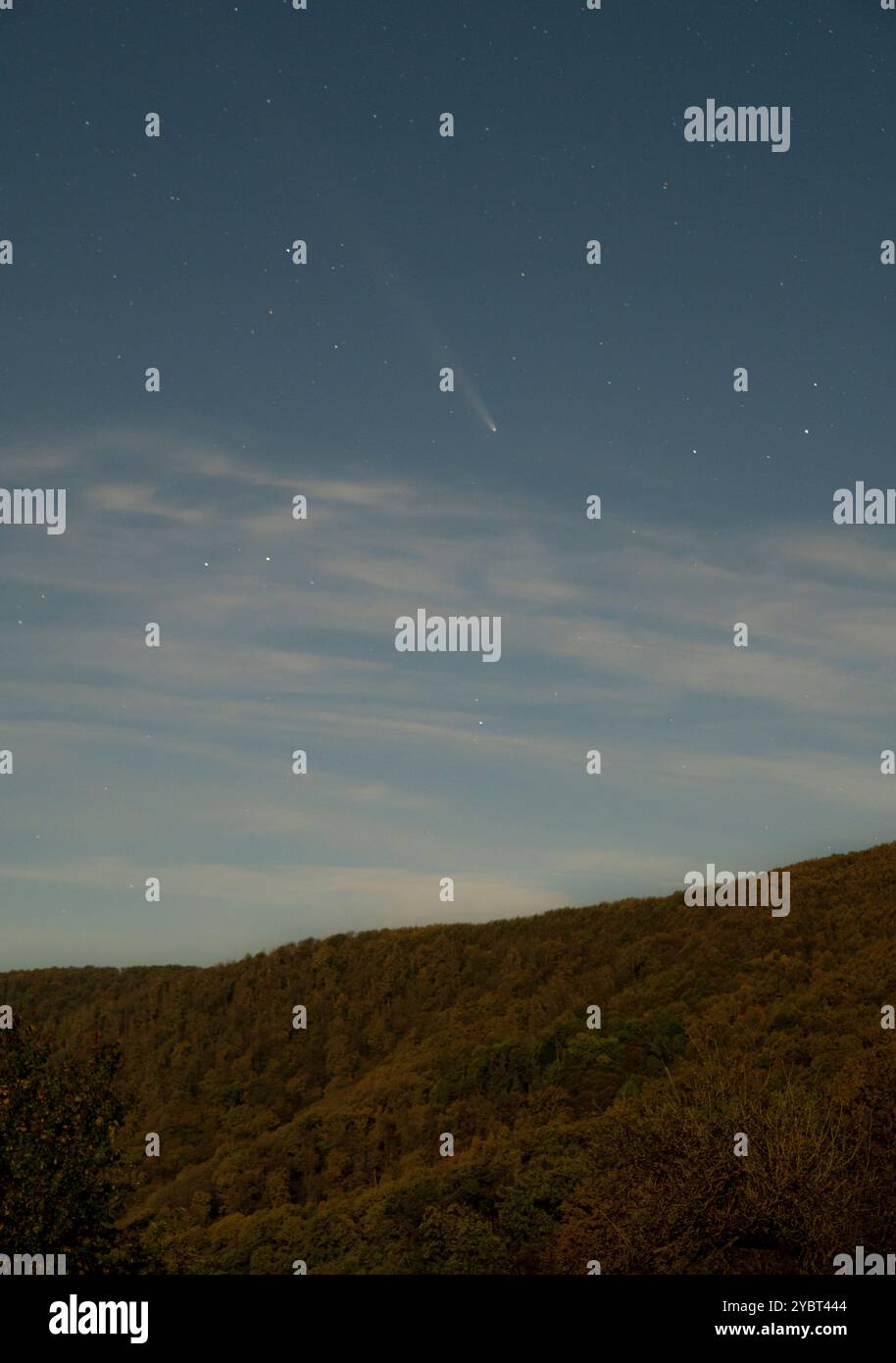 Komet A3 (Tsuchinshan-ATLAS) sichtbar am Nachthimmel. Oktober 2024. Slowakei. Stockfoto