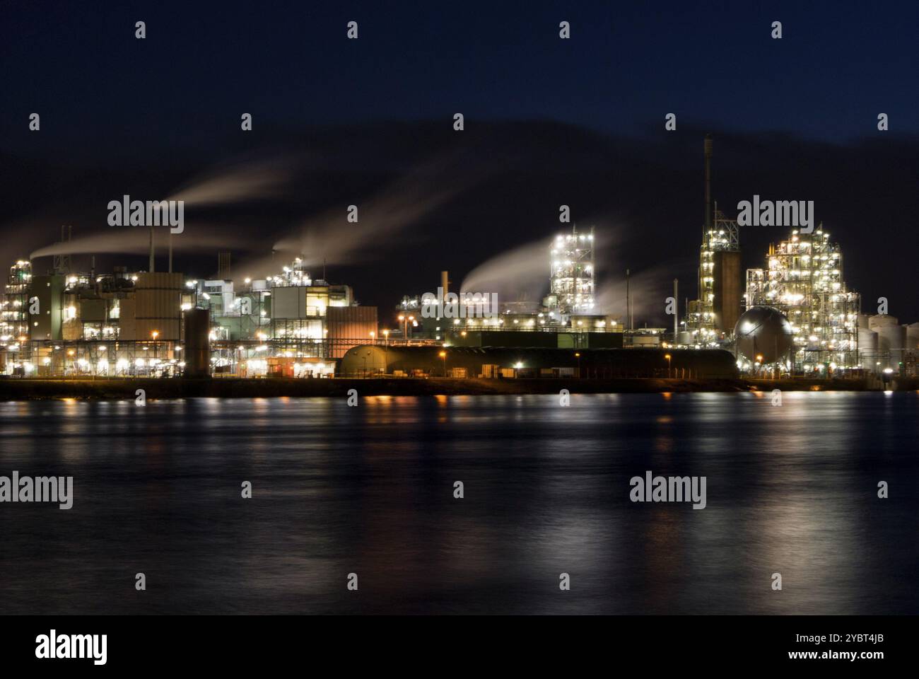 Dutch Chemical Anlage in Dordrecht am Ufer des Fluss Merwede Stockfoto