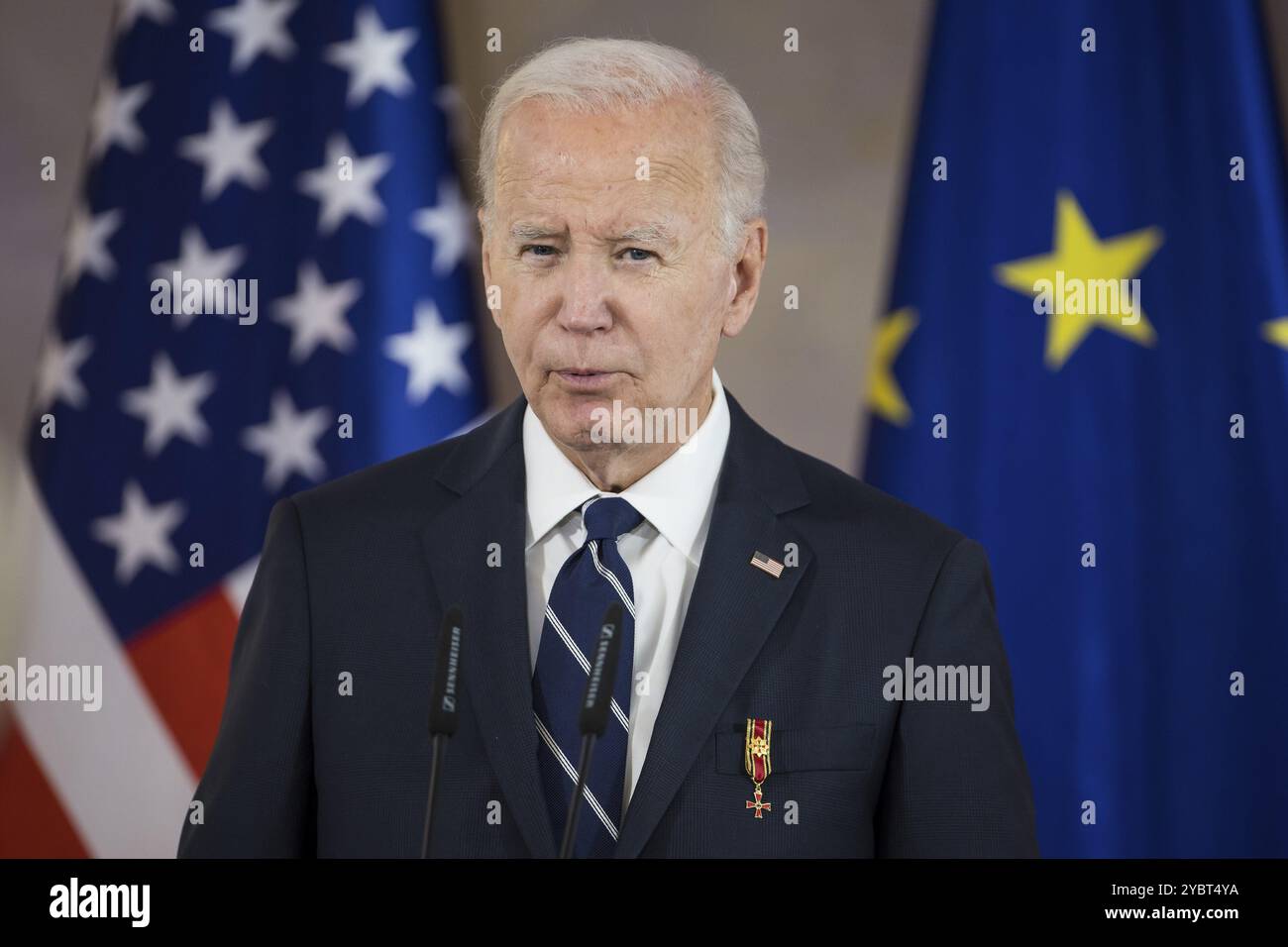 Joe Biden (46. Präsident der Vereinigten Staaten) hält eine Danksagung, nachdem er von Frank-Walter Stei die Sonderstufe des Grand Cross verliehen wurde Stockfoto