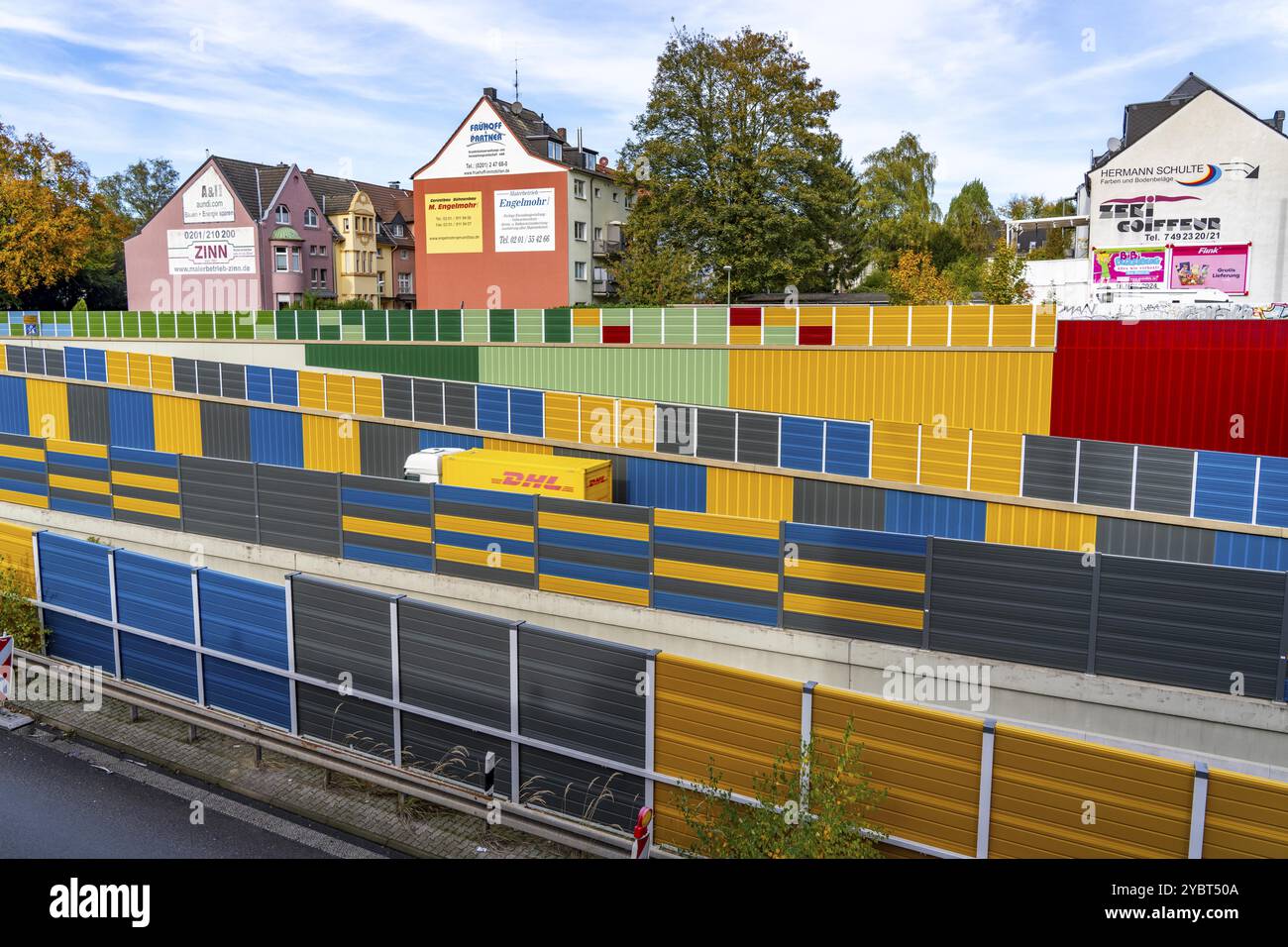 Farbenfrohe Lärmschutzwände an der Autobahn A52, am Abzweig Essen-Ruettenscheid, wurden die Lärmschutzwände im Rahmen der Th in farbenfrohem Design umgebaut Stockfoto