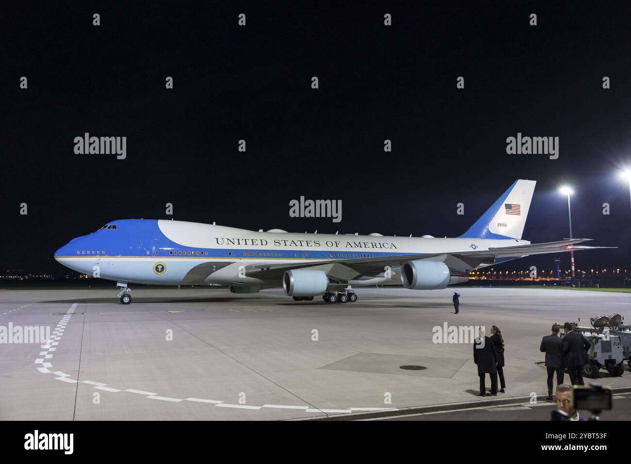 Joe Biden traf am 17. Oktober 2024 mit der Air Force One am Flughafen BER in Berlin ein Stockfoto