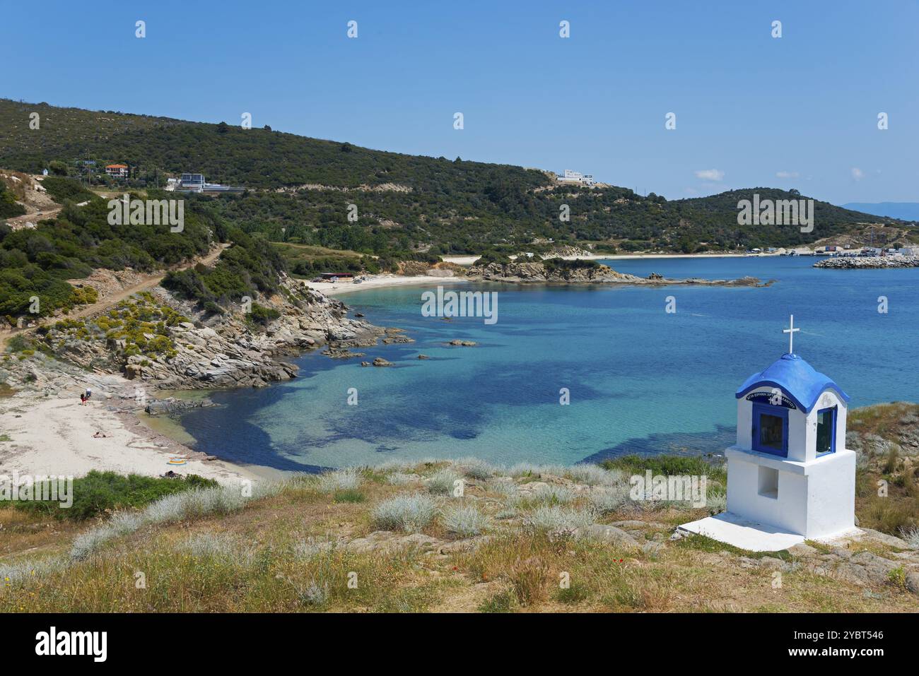Kleine Kapelle mit blauem Dach an einer felsigen Küste mit klarem Meerwasser, griechisch-orthodoxer Schrein, Strand in der Nähe von Sarti, Sithonia, Chalkidiki, Zentralmakedonien, G Stockfoto