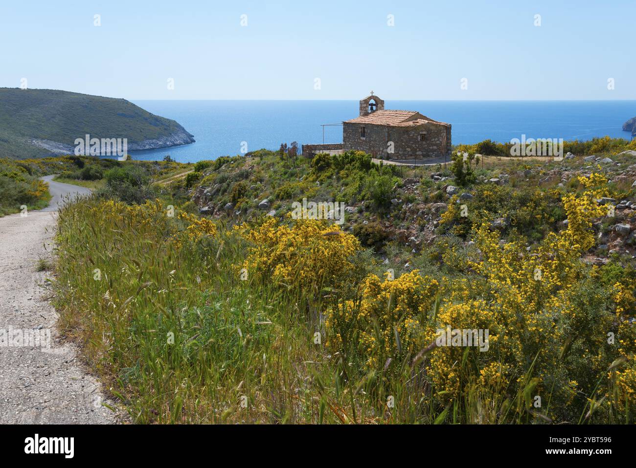 Eine kleine Steinkirche steht auf einem Hügel mit Blick auf das Meer, umgeben von blühenden Feldern, griechisch-orthodoxe Kirche, Itylo, Anatoliki Mani, Mani, Laconia Stockfoto