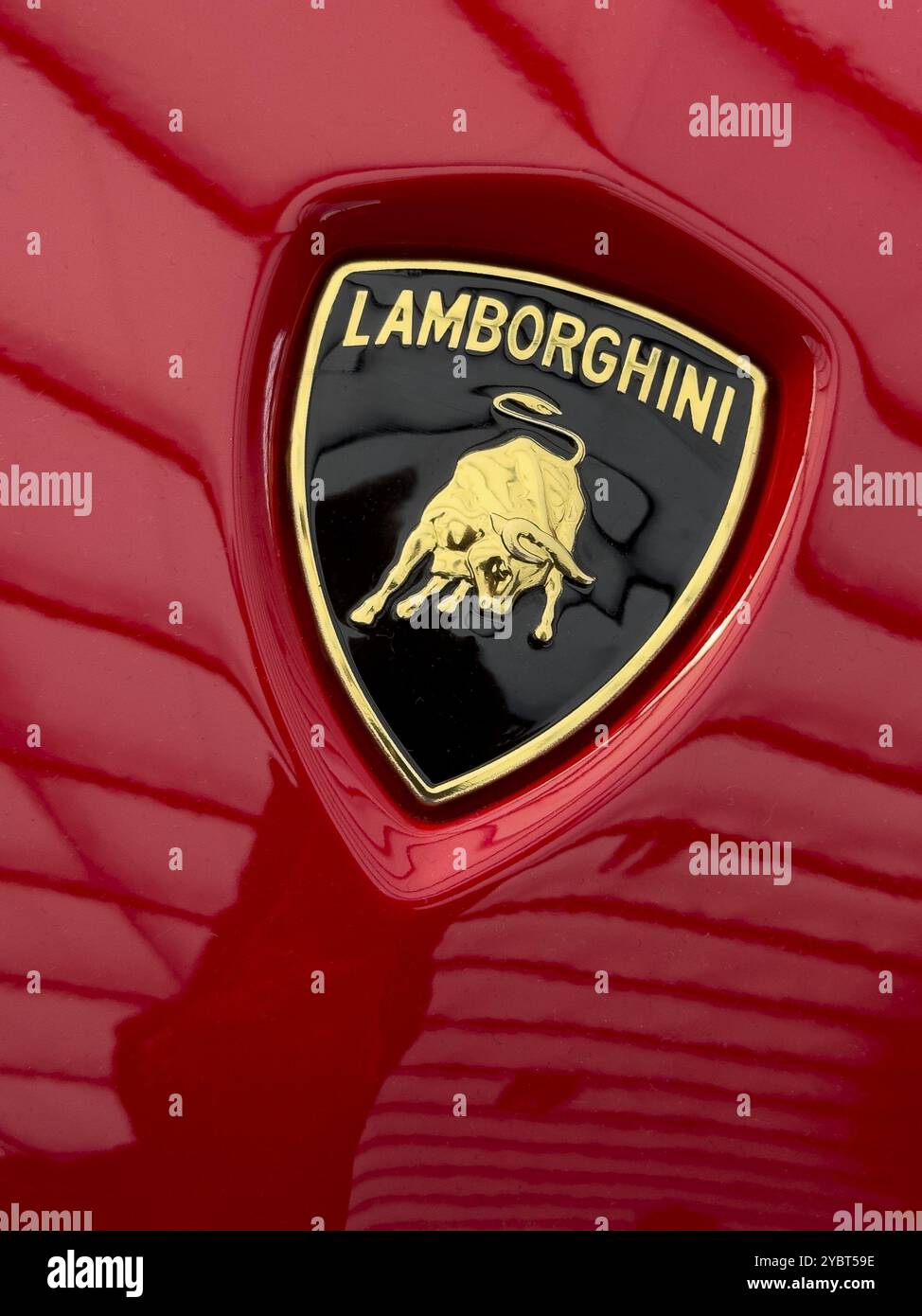 Logo mit Lamborghini-Schriftzug und stilisiertem Kampfbullen des Sportwagenherstellers auf roter Motorhaube des Supersportwagens, Interna Stockfoto