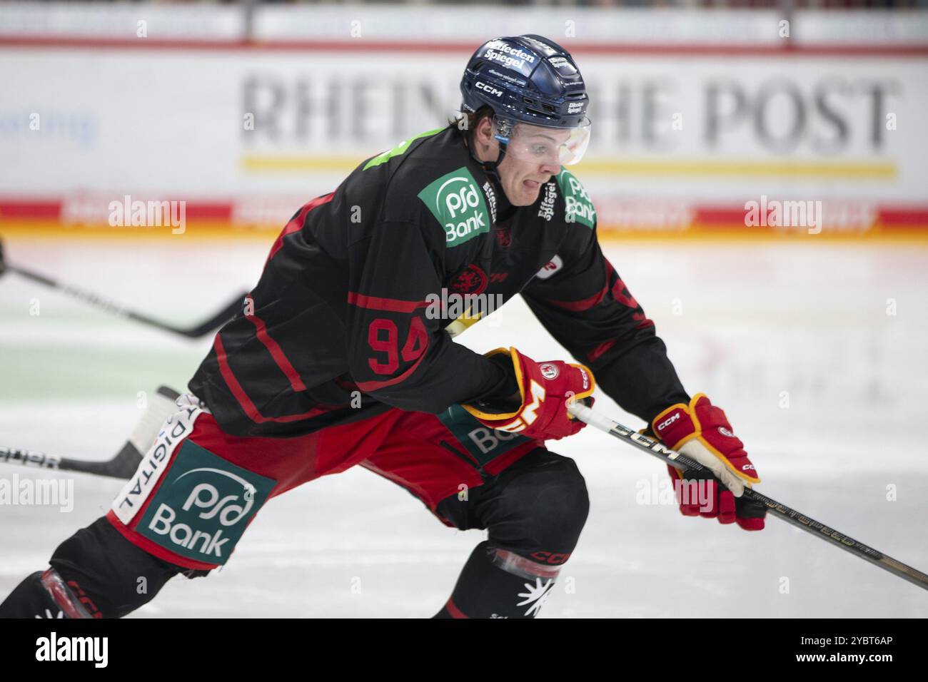 PSD Bank Dome, Düsseldorf, Nordrhein-Westfalen, Tyler Angle (Duesseldorfer EG, #94), PENNY DEL, Duesseldorfer EG-Koelner Haie am 18.10.2024 Stockfoto