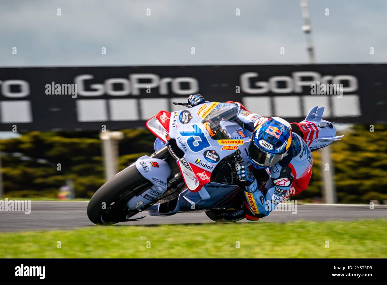 Phillip Island, Victoria, Australien. Oktober 2024. MotoGP Gresini Racing MotoGP-Fahrer ALEX MARQUEZ (73) an der Spitze der Lukey Heights während des MotoGP-Rennens am Sonntag beim Qatar Airways Australian Motorcycle Grand Prix 2024. (Kreditbild: © James Forrester/ZUMA Press Wire) NUR REDAKTIONELLE VERWENDUNG! Nicht für kommerzielle ZWECKE! Stockfoto