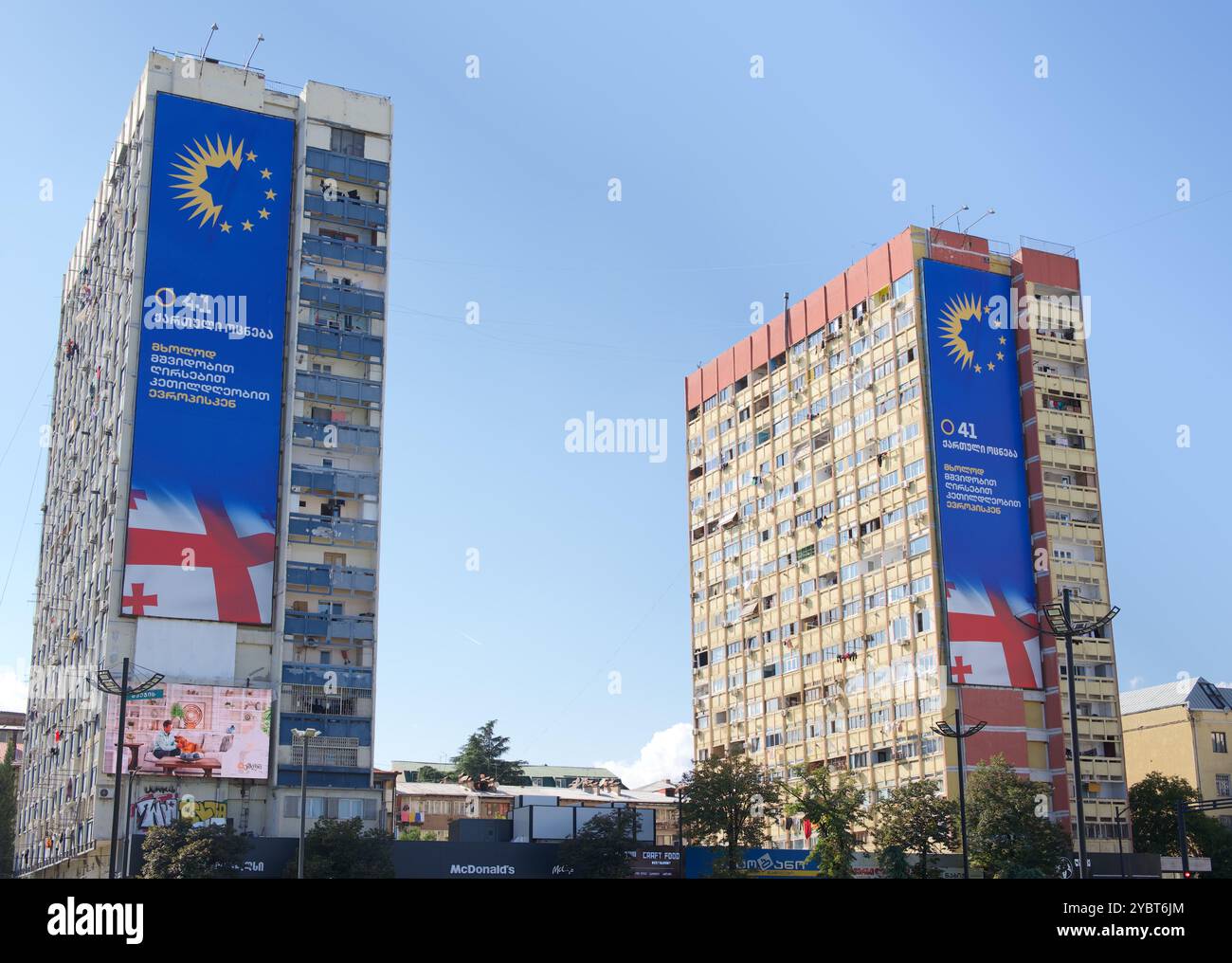 Banner zur Förderung des georgischen Traums – die regierende Partei des Demokratischen Georgiens vor den Parlamentswahlen in Tiflis, Georgien Stockfoto