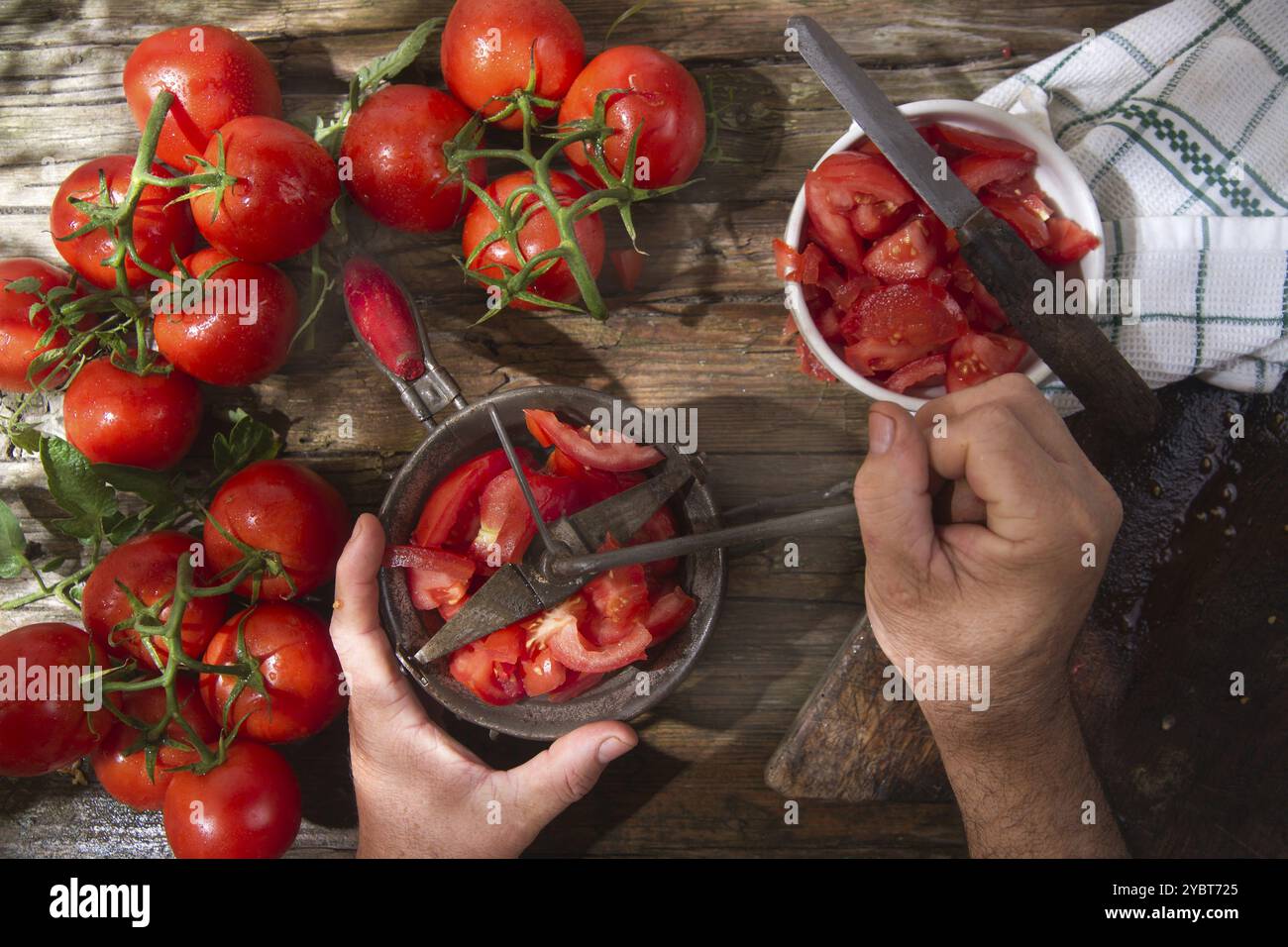 Zubereitung mit Sieb frisch glatte, runde Tomate konservieren Stockfoto