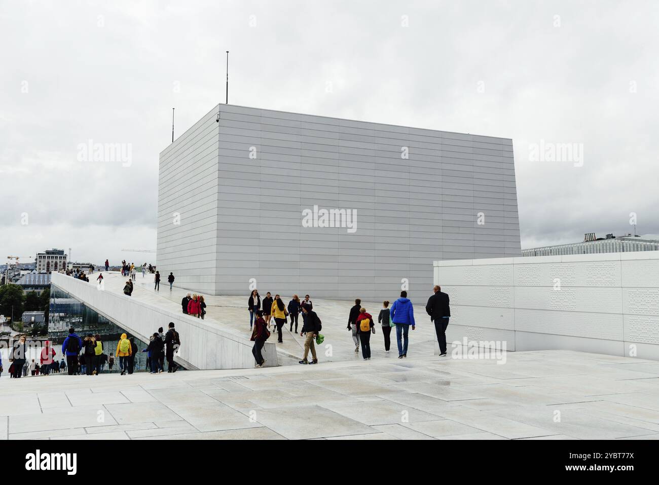 Oslo, Norwegen, 11. August 2019: Außenansicht des Opernhauses in Oslo. Neues modernes Gebäude, entworfen von Snohetta Architekten. Es ist das Nationaltheater o Stockfoto