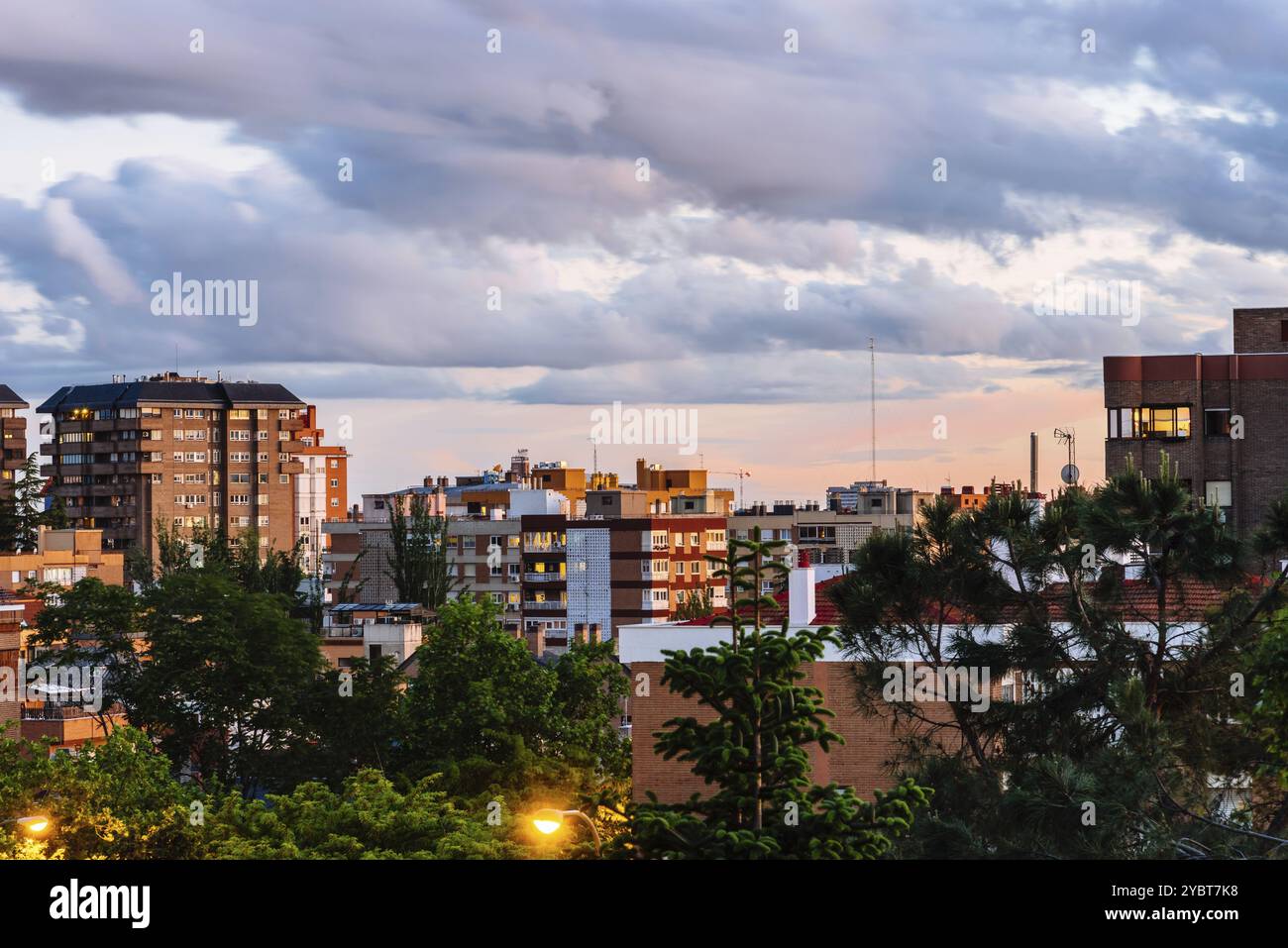 Wohnviertel in Madrid. Arturo Soria Straße in Ciudad Lineal. Blick bei Sonnenuntergang Stockfoto